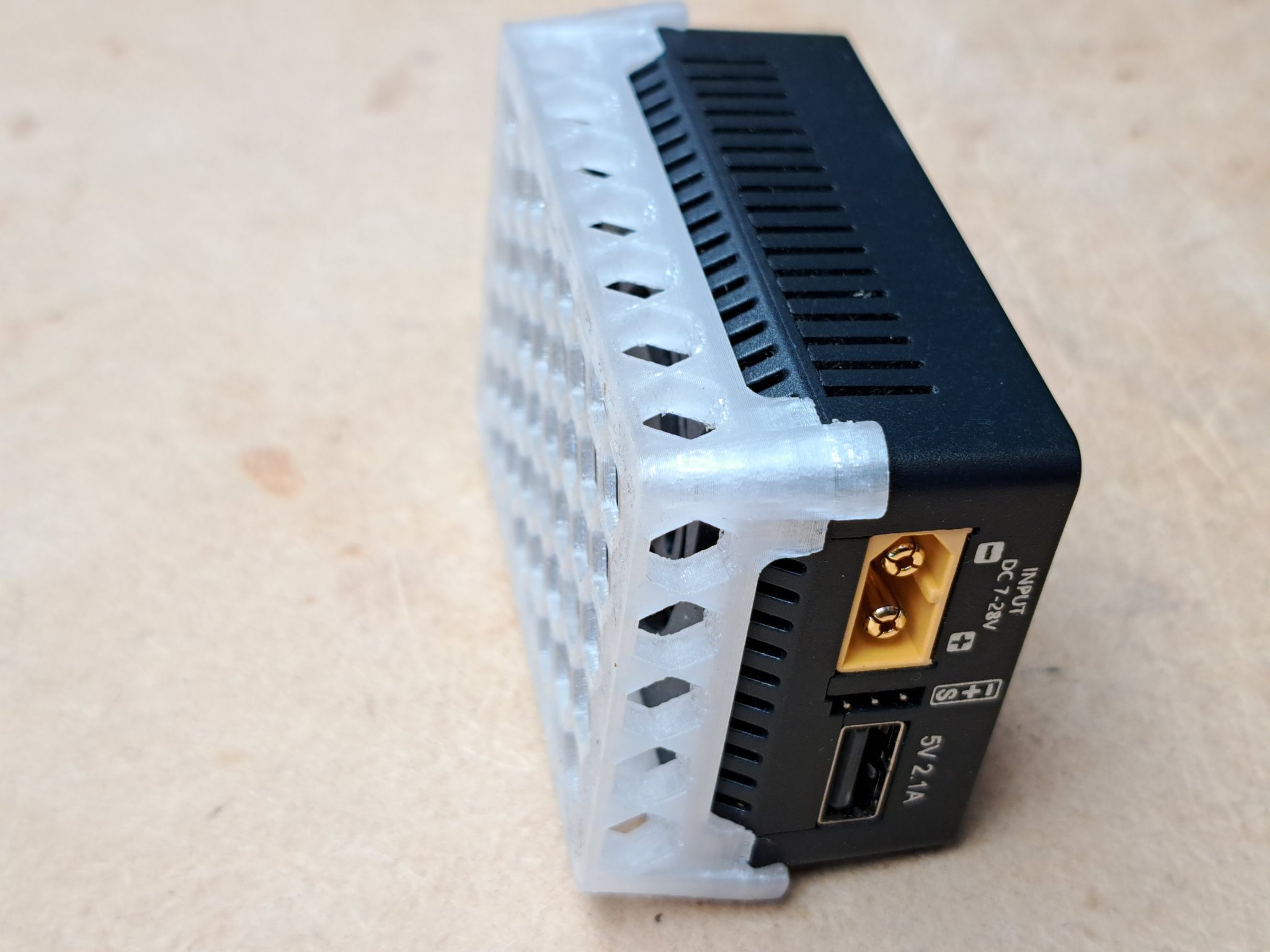 Cách ly ToolkitRC M6 chắc chắn và tiện lợi