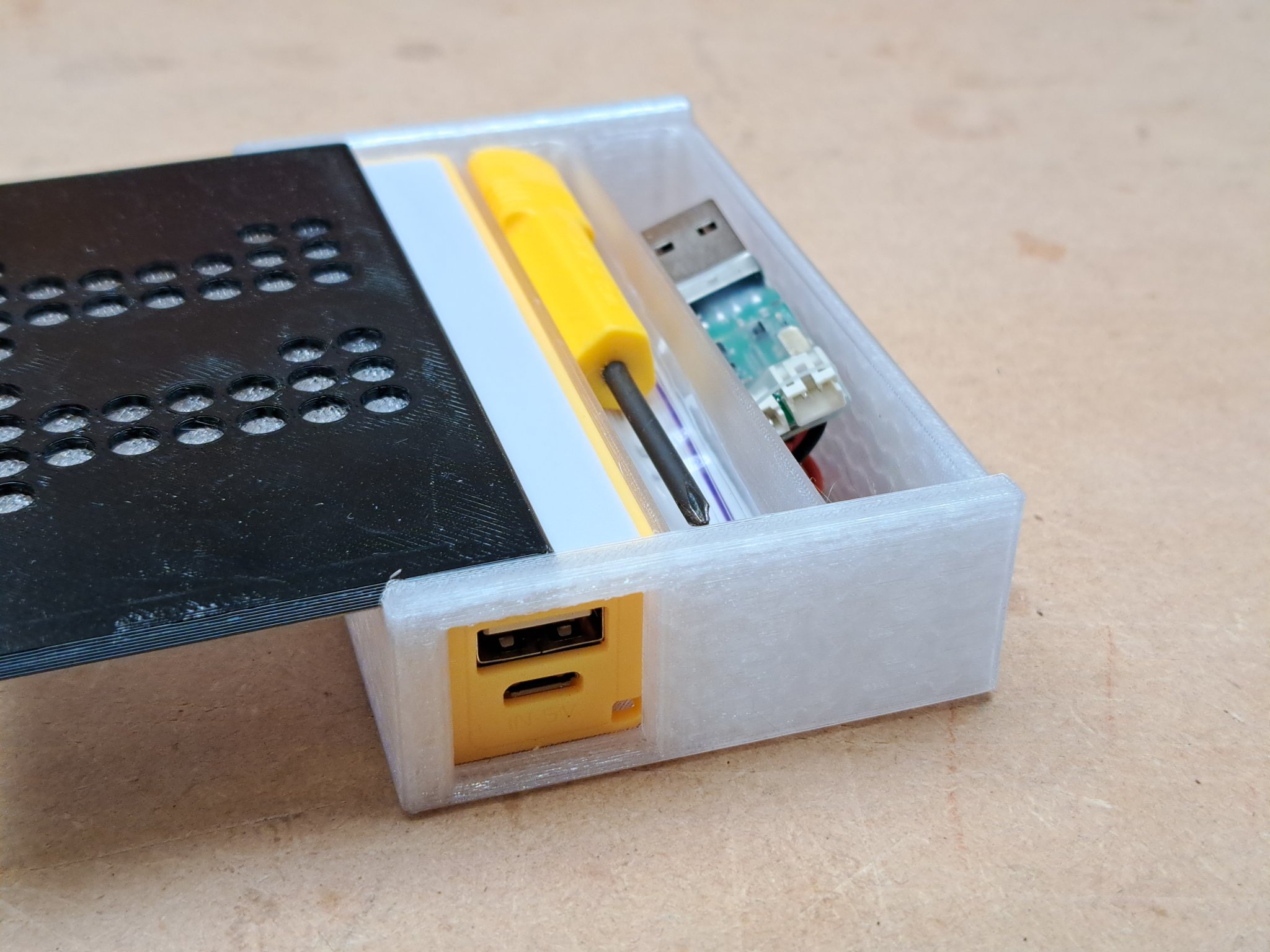 Hộp công cụ và pin dự phòng cho ELF DLG Vladimir