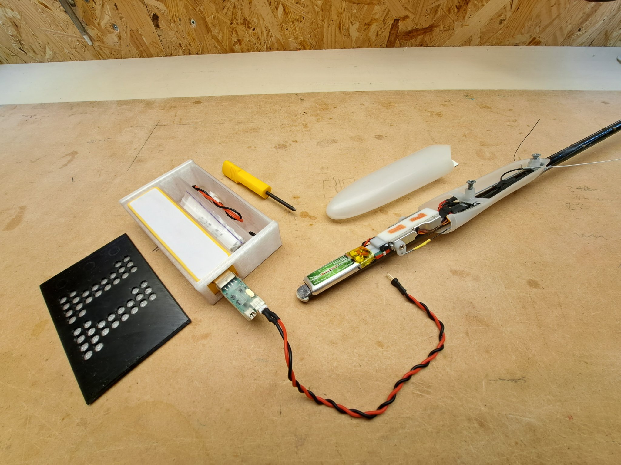 Hộp công cụ và pin dự phòng cho ELF DLG Vladimir