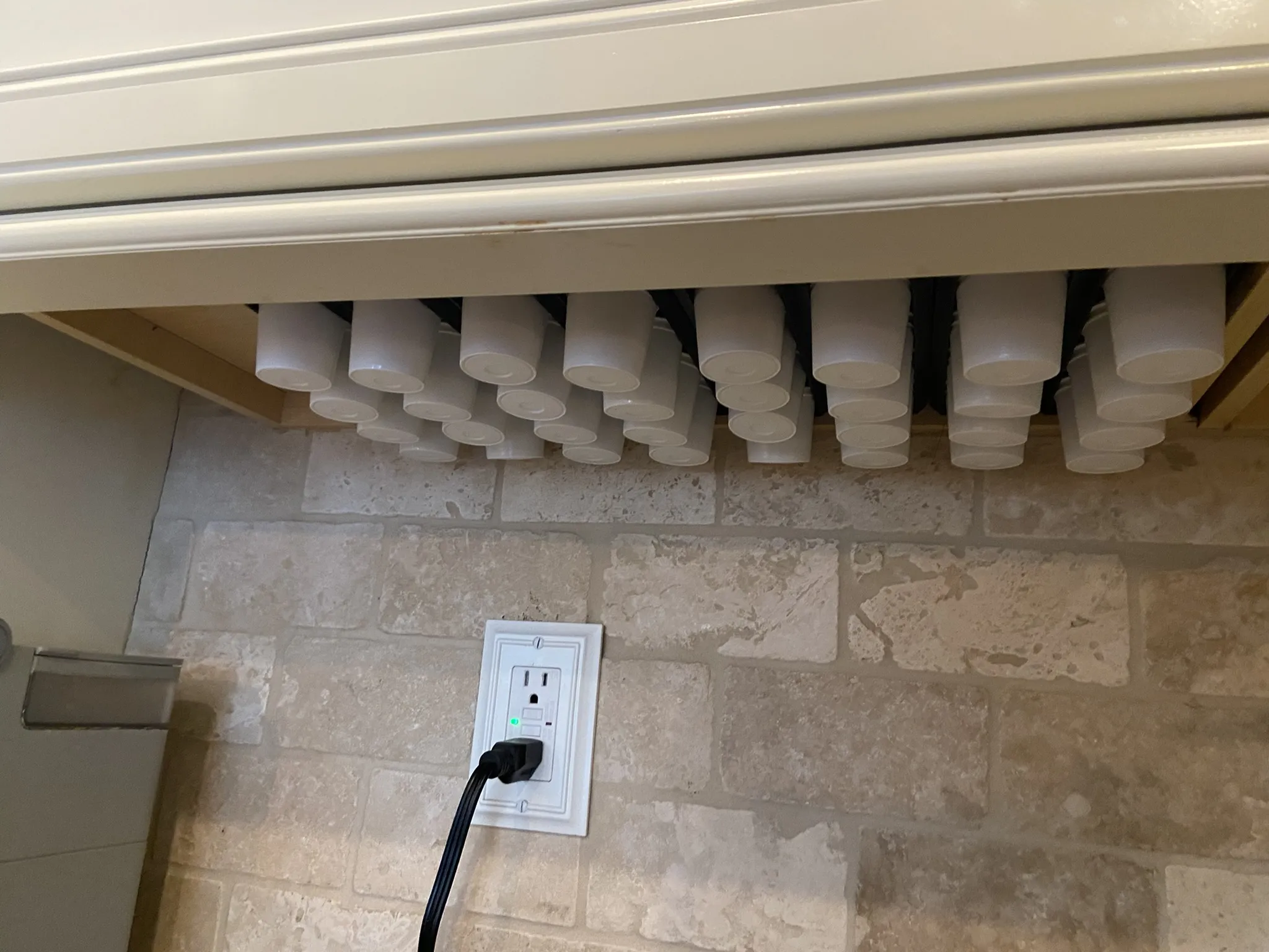 Giá đỡ K-Cup lắp dưới tủ bếp cho máy pha Keurig