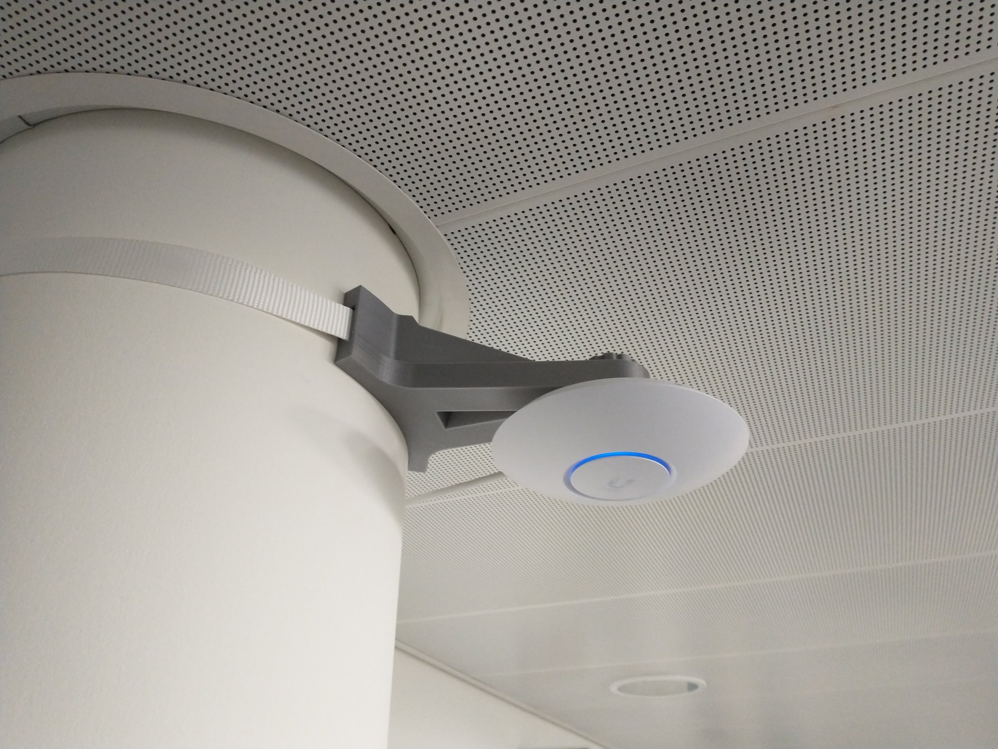 Gắn AP Ubiquiti U6 Lite lên cột mà không cần khoan đục