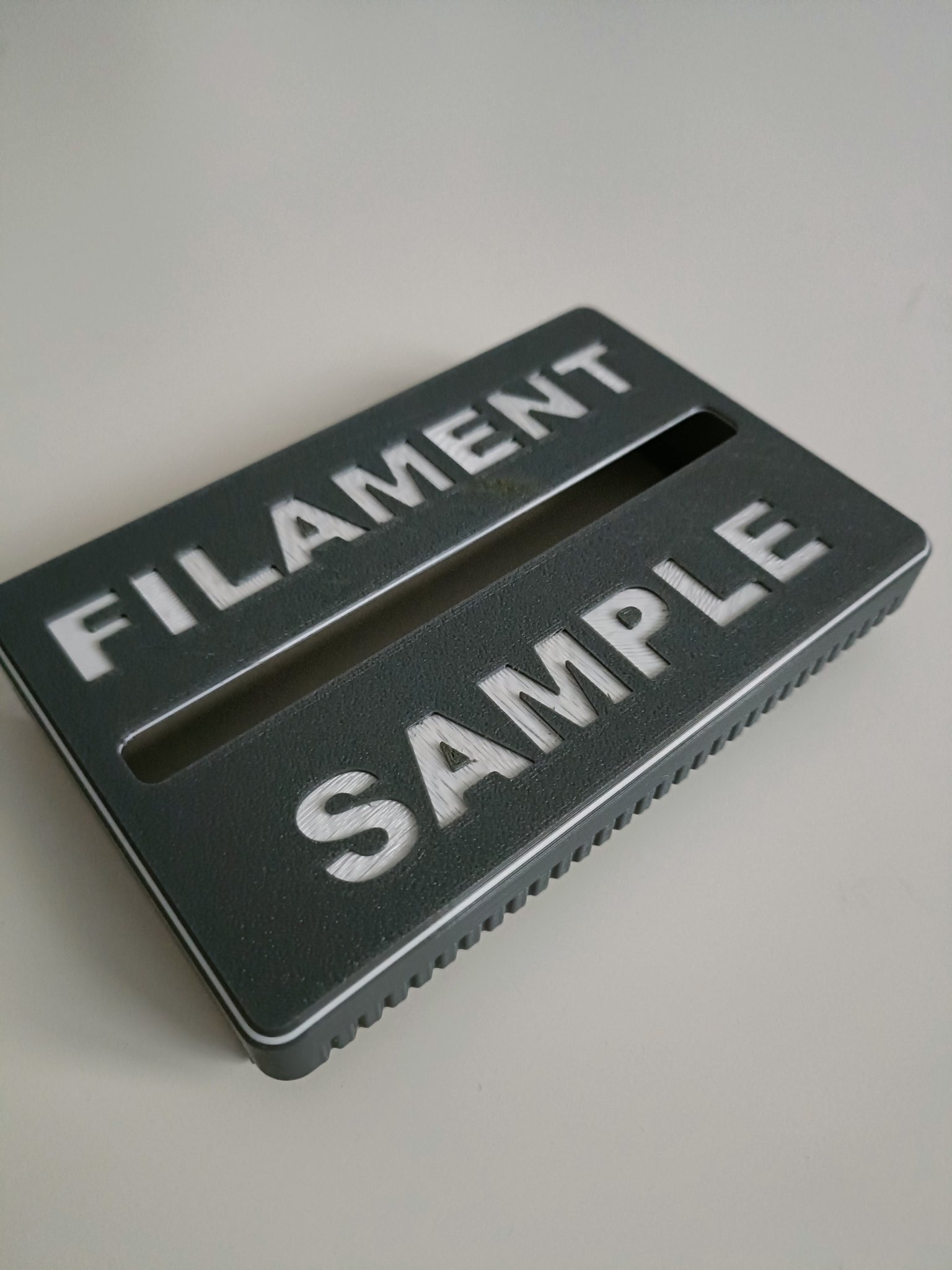 Nắp hộp mẫu filament với chữ khắc sâu 1mm