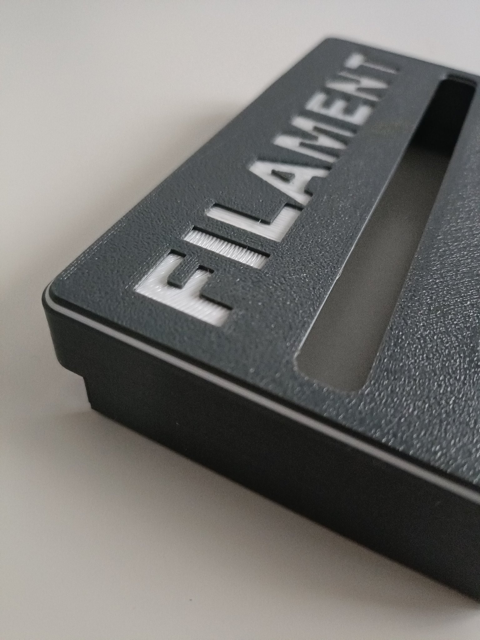 Nắp hộp mẫu filament với chữ khắc sâu 1mm