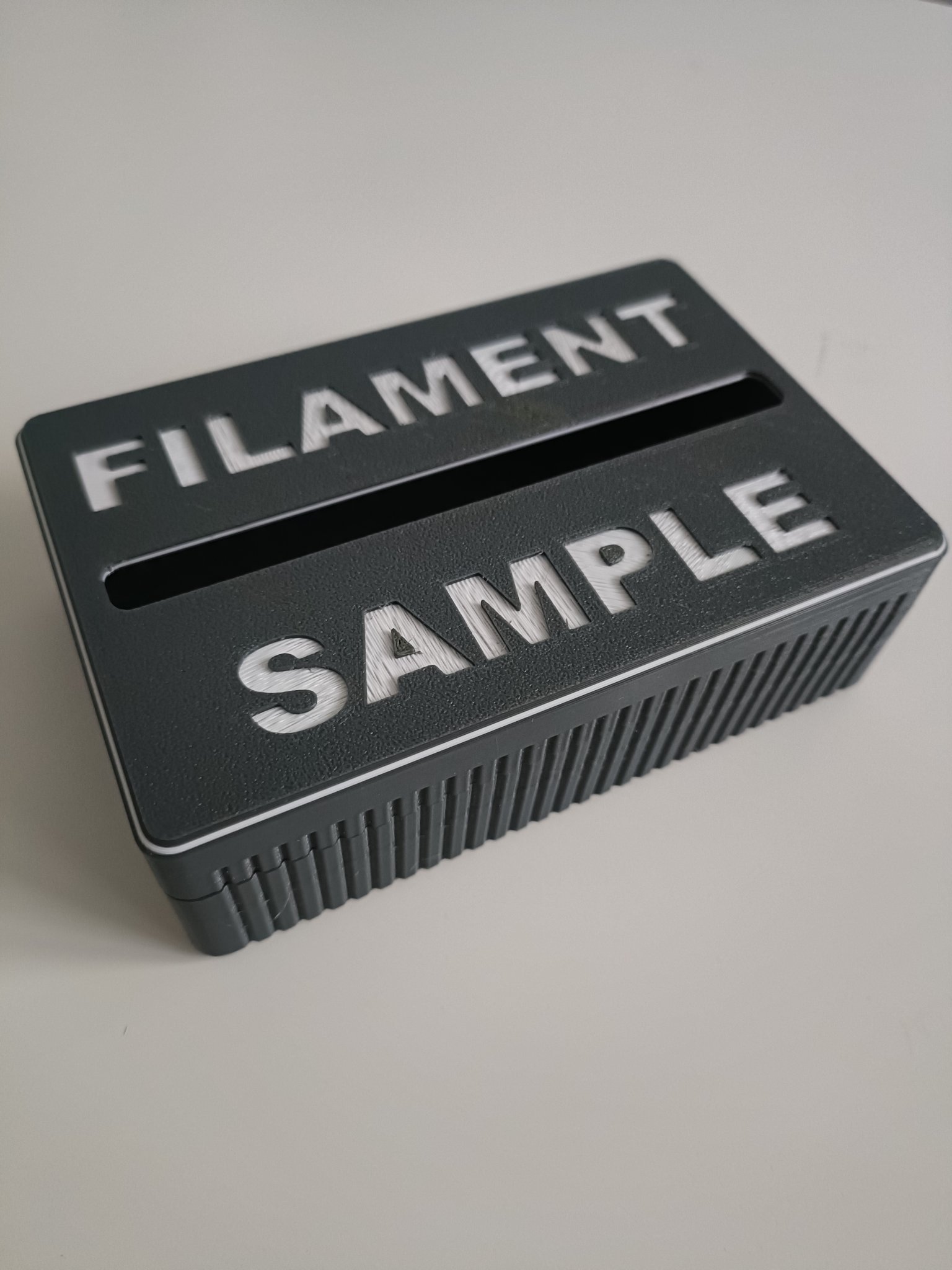 Nắp hộp mẫu filament với chữ khắc sâu 1mm