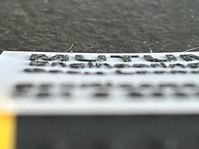 Danh thiếp in PETG với chữ đen trên nền trắng