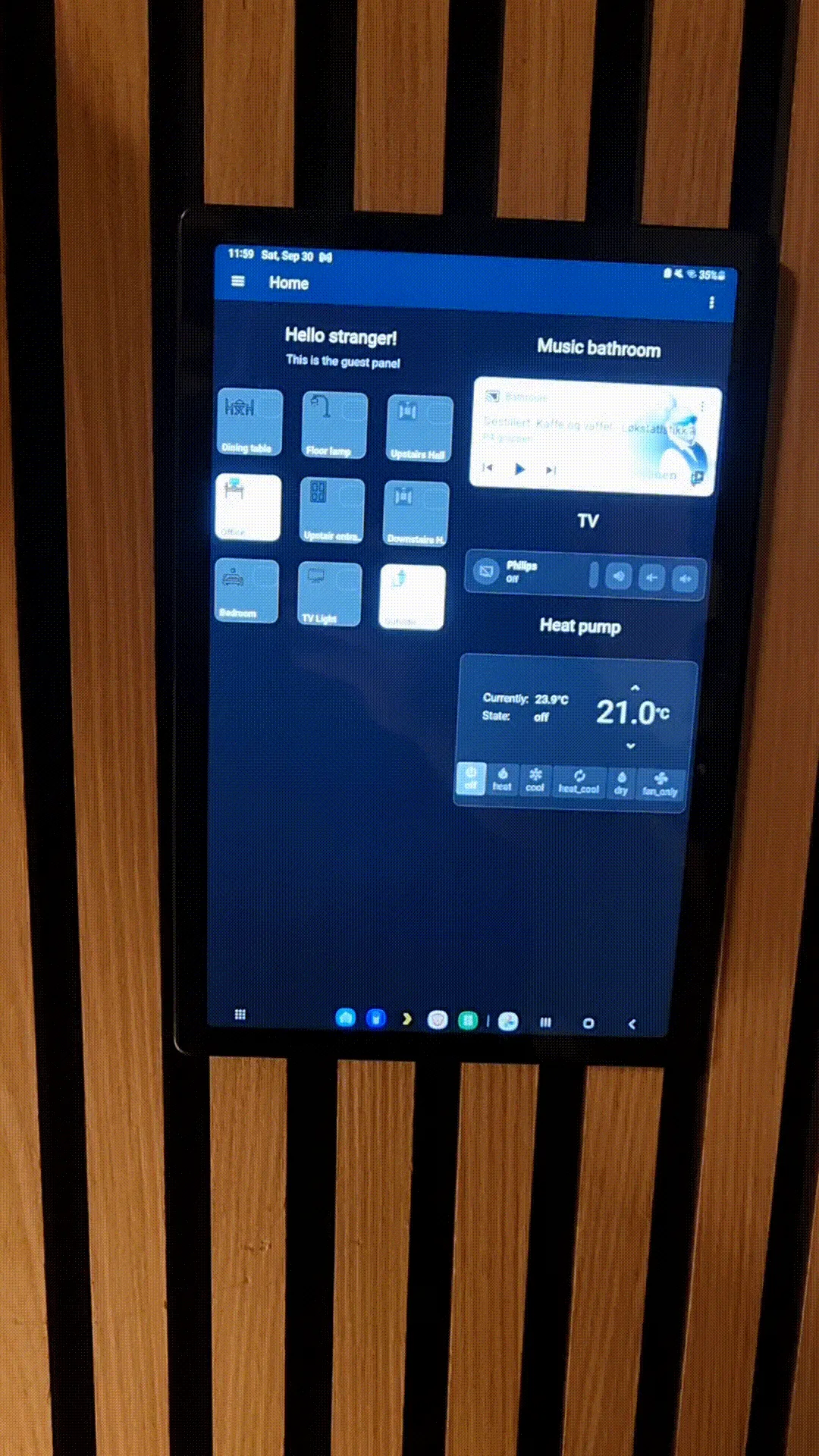 Giá đỡ máy tính bảng treo tường với nam châm đơn giản
