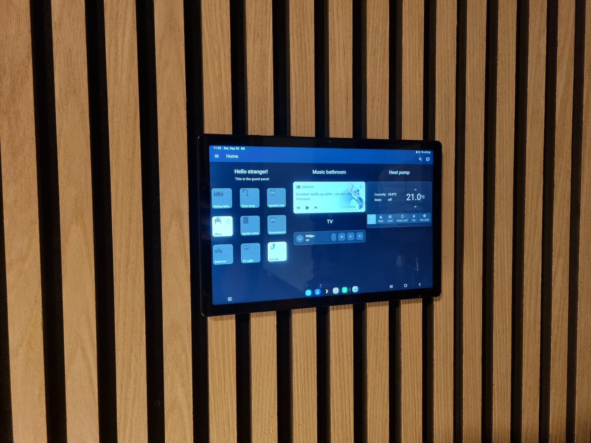 Giá đỡ máy tính bảng treo tường với nam châm đơn giản