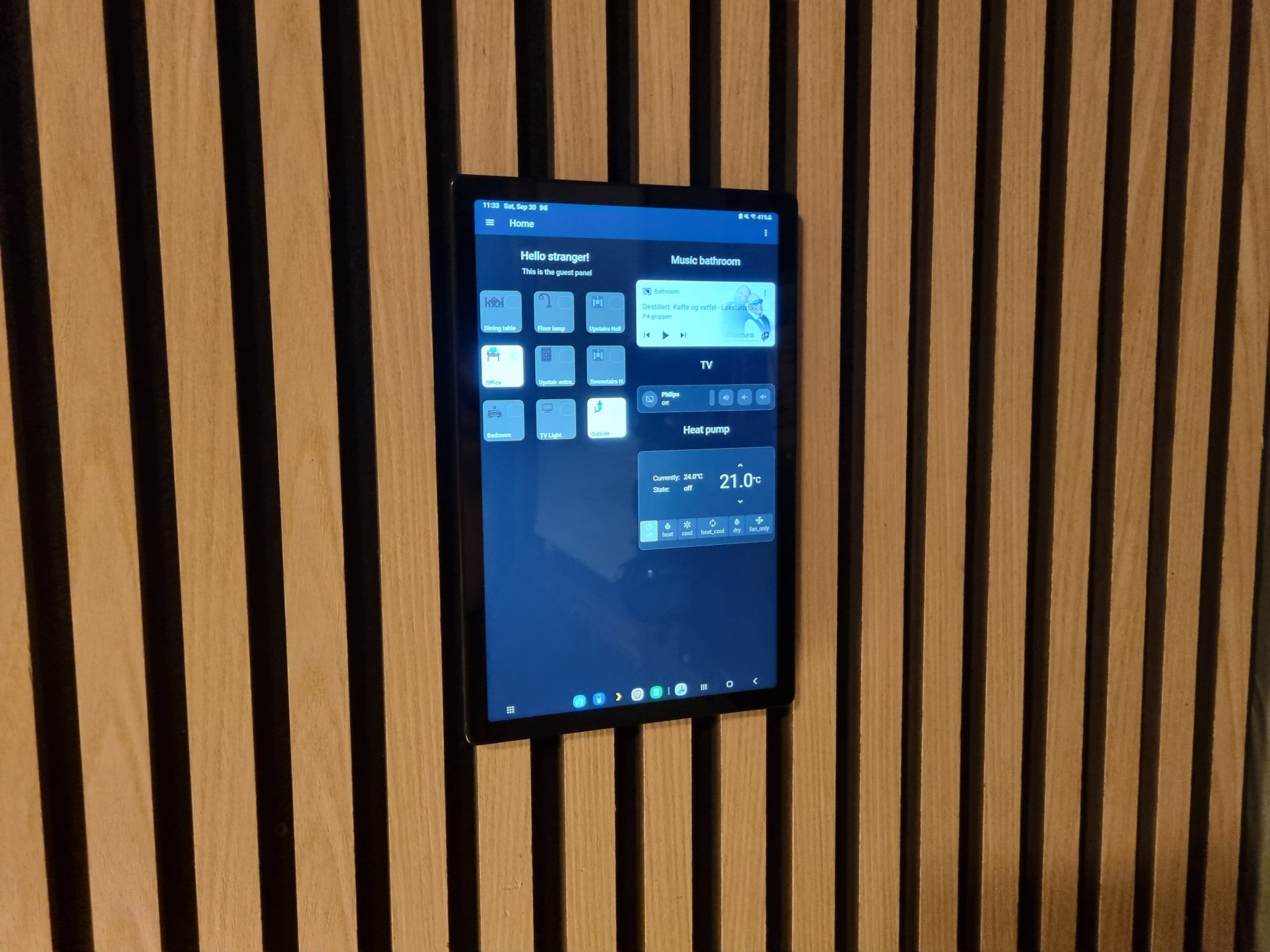 Giá đỡ máy tính bảng treo tường với nam châm đơn giản