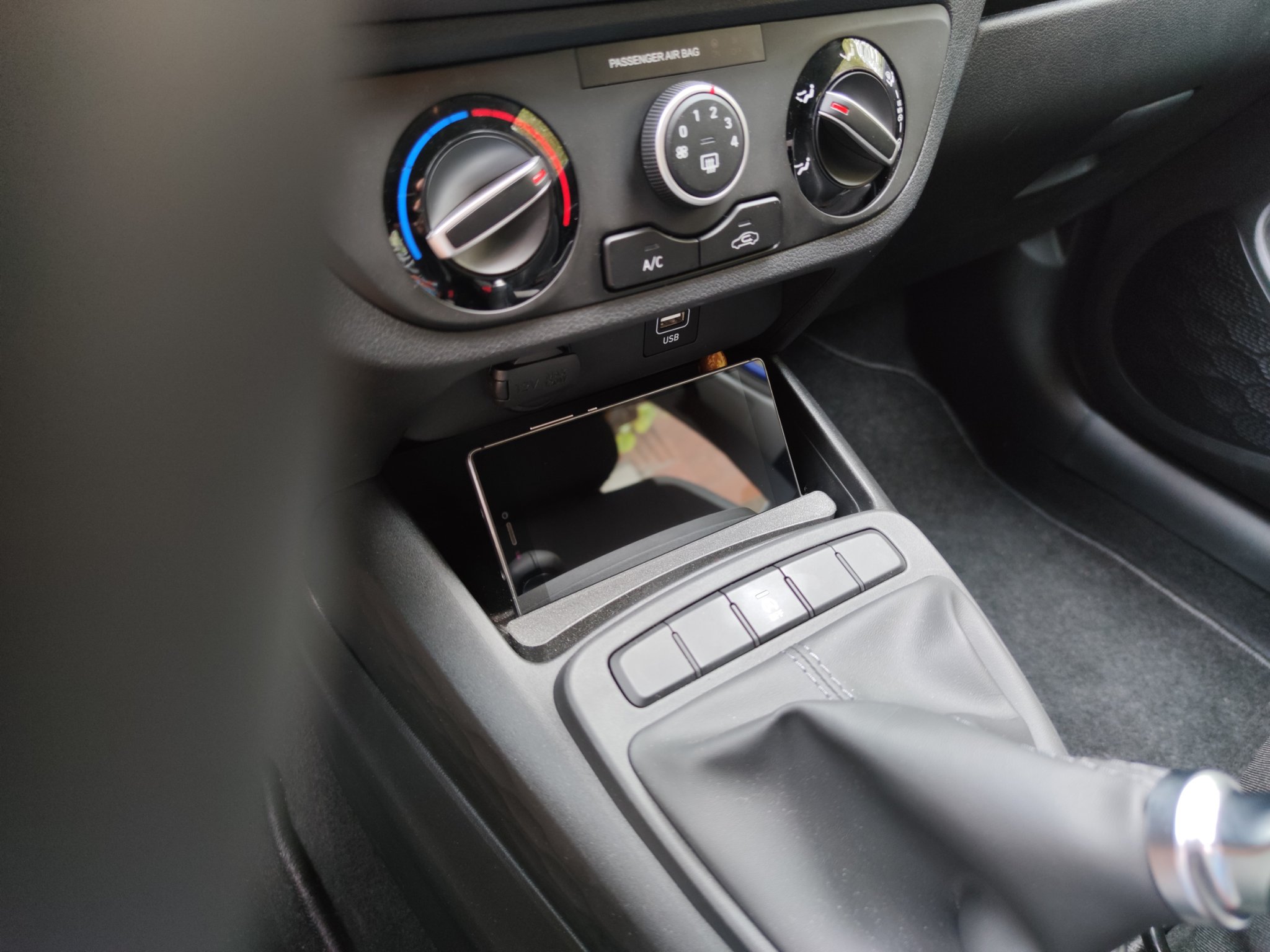 Giá đỡ smartphone cho ngăn chứa trung tâm Hyundai i10 (AC3)