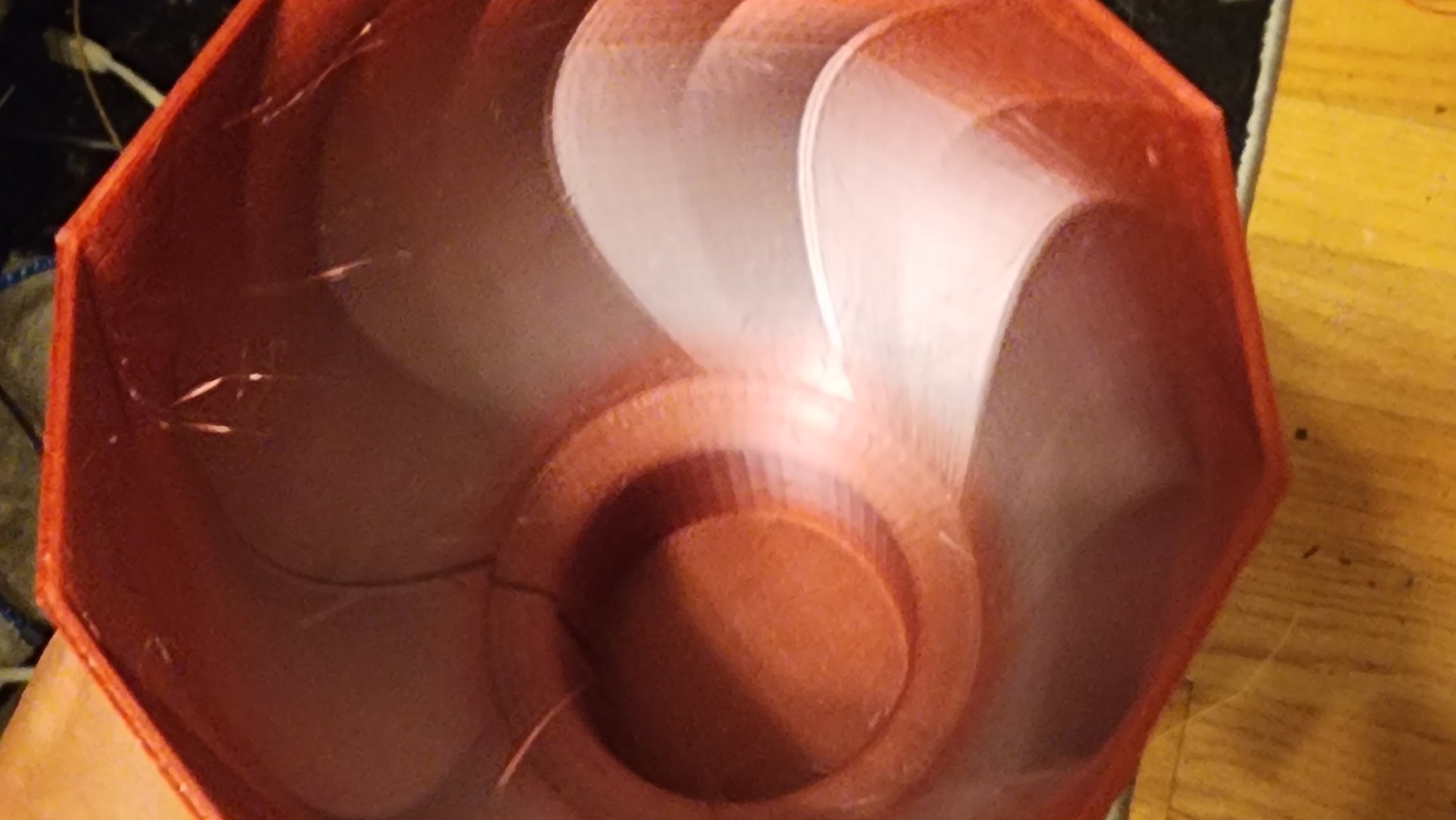 Bình hoa xoắn độc đáo cho trang trí nội thất