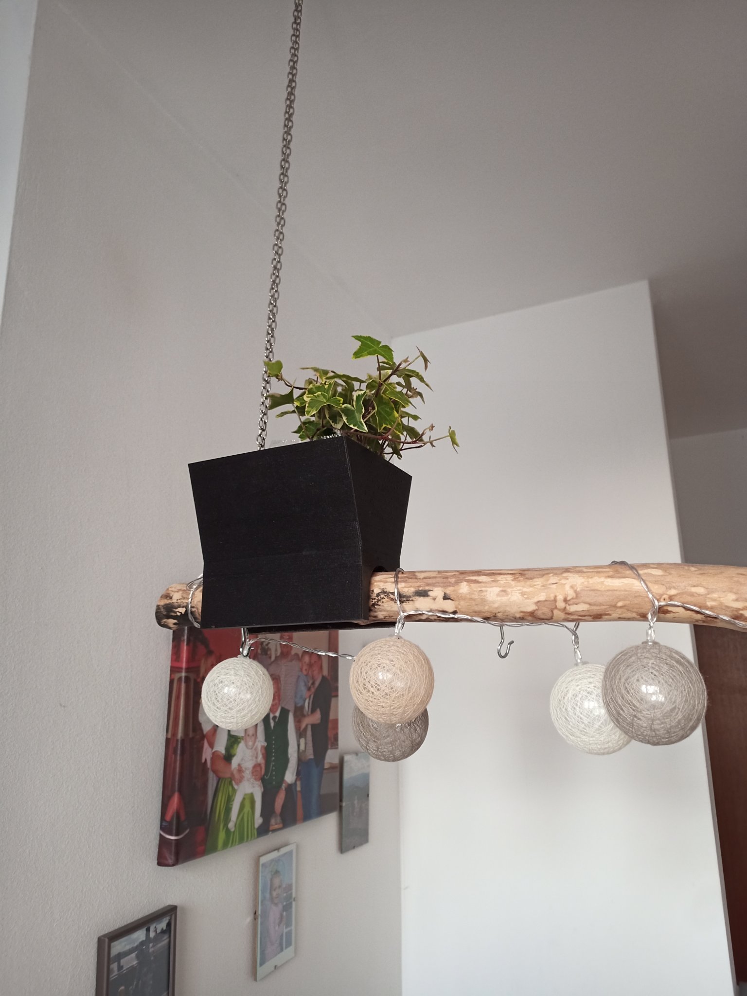 Chậu cây treo trên cột gỗ