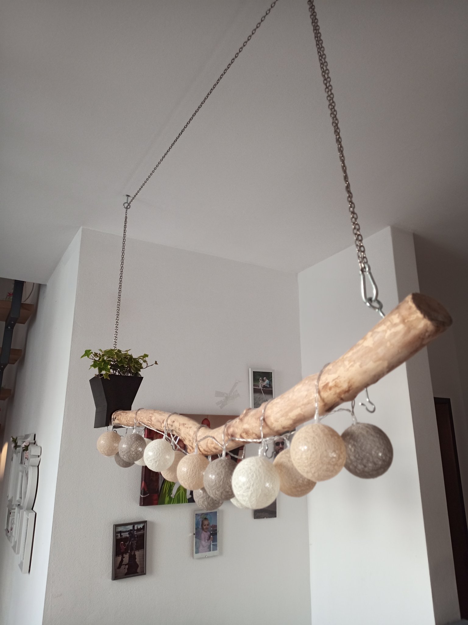 Chậu cây treo trên cột gỗ