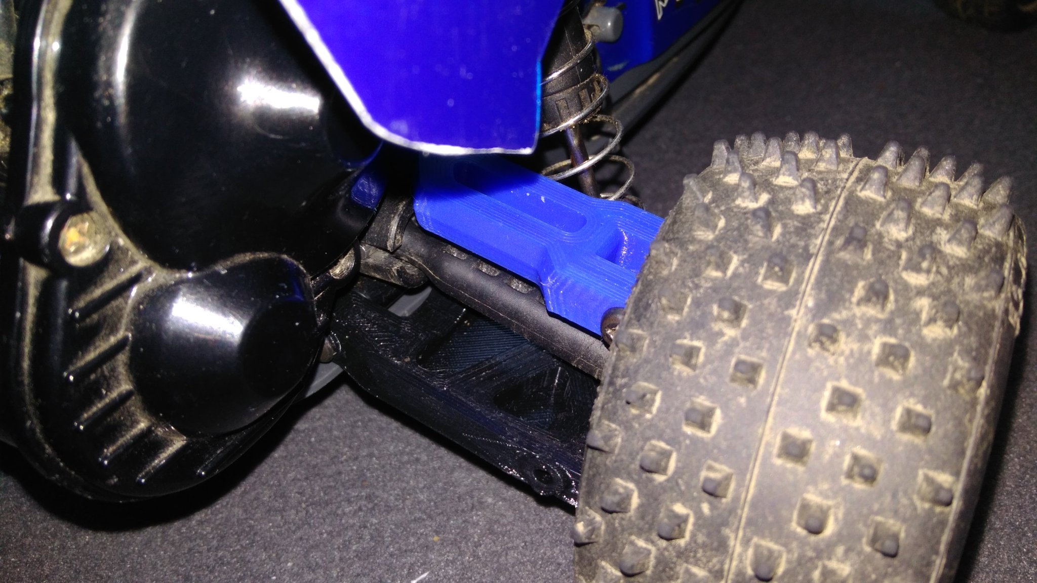 Giá đỡ bánh sau trên cao cho khung Tamiya DT-02/03/04