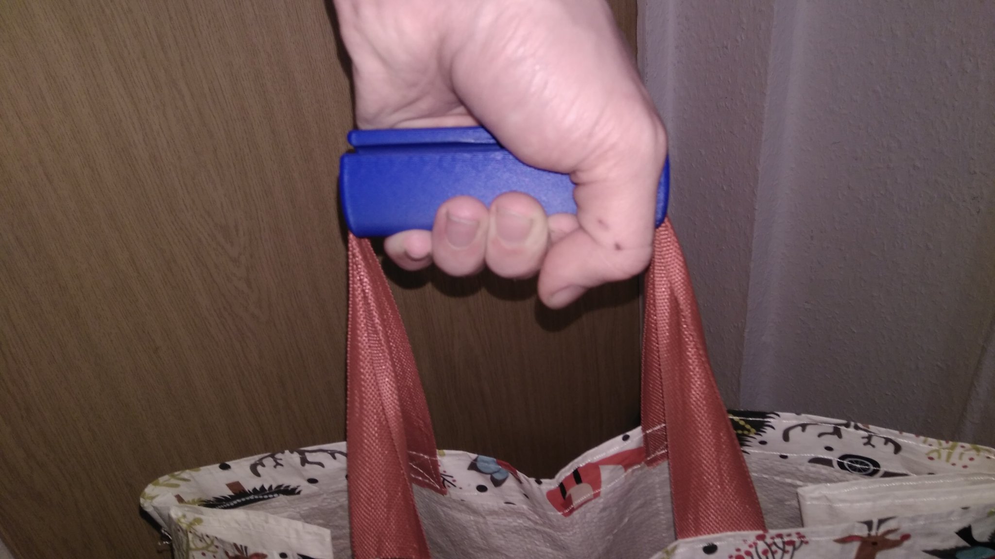 Giá đỡ cho túi mua sắm nặng giúp bảo vệ tay