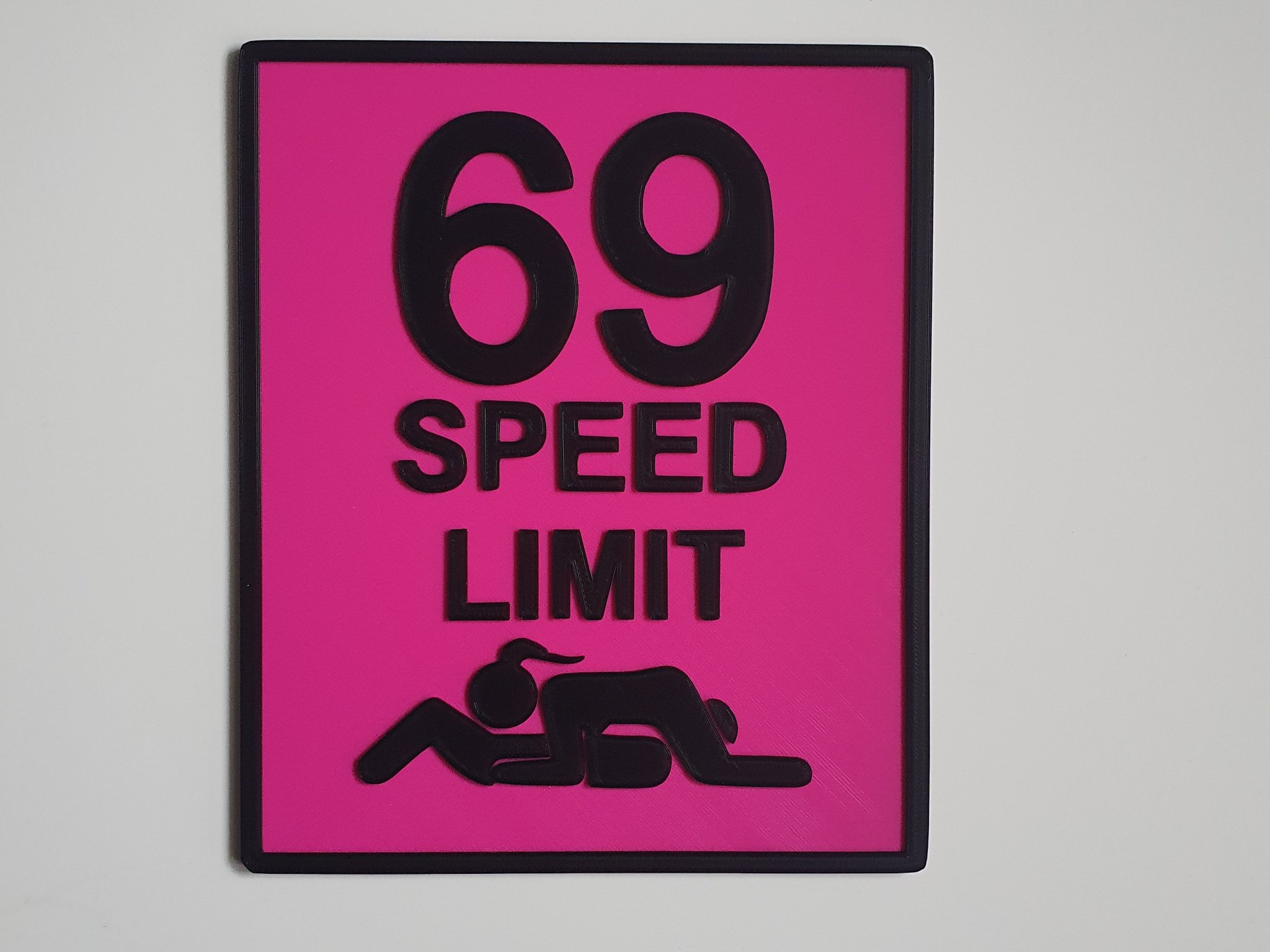 Giới hạn tốc độ 69 với thiết kế màu sắc độc đáo
