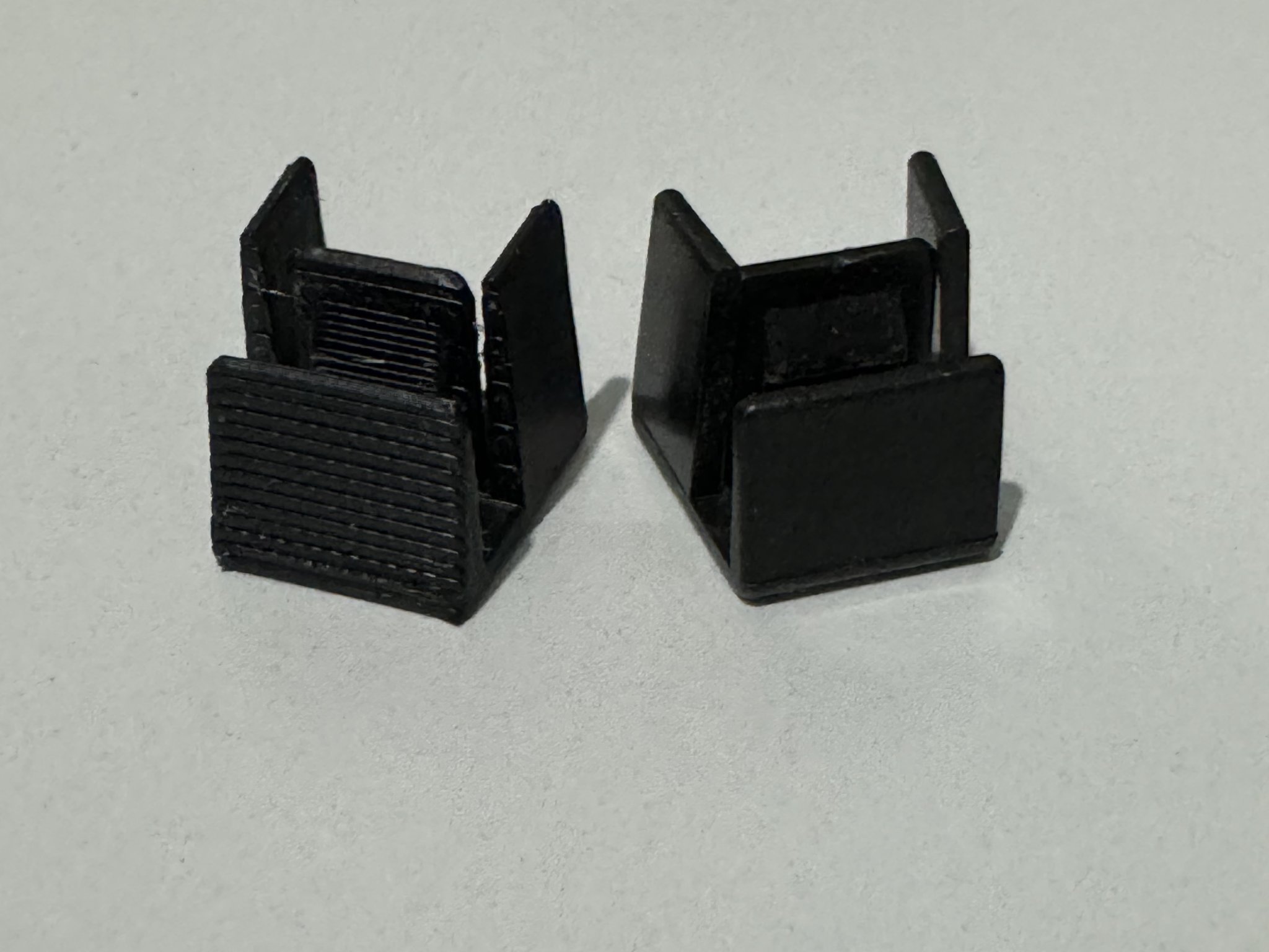 Cái kẹp giữ nẹp cốp cho xe Holden Calais VK VL