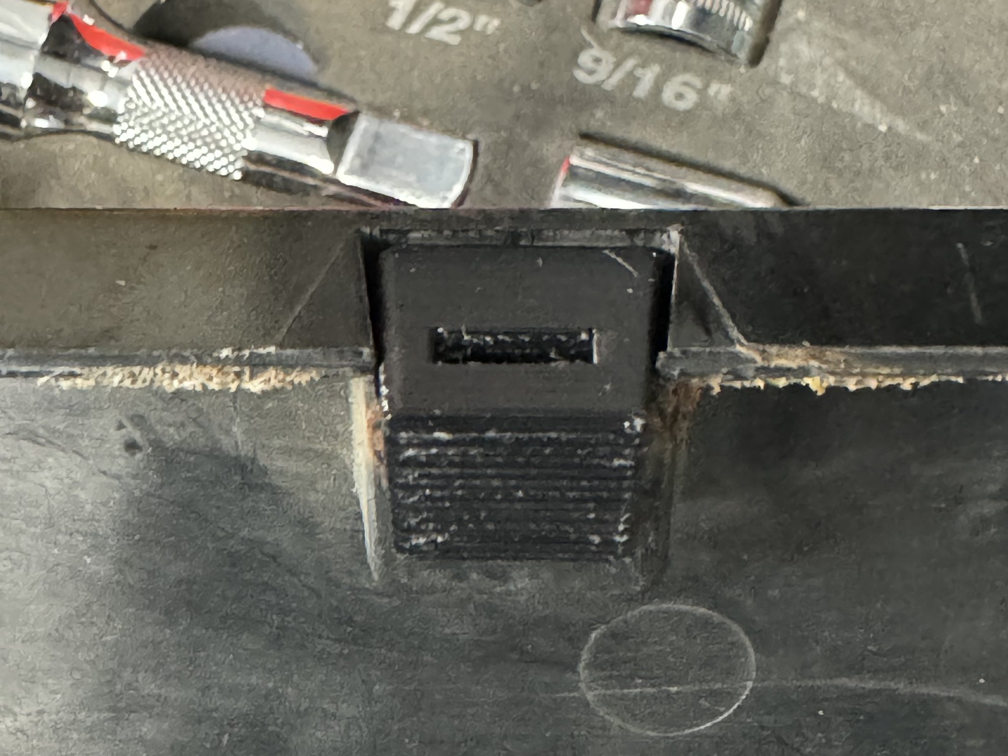 Cái kẹp giữ nẹp cốp cho xe Holden Calais VK VL