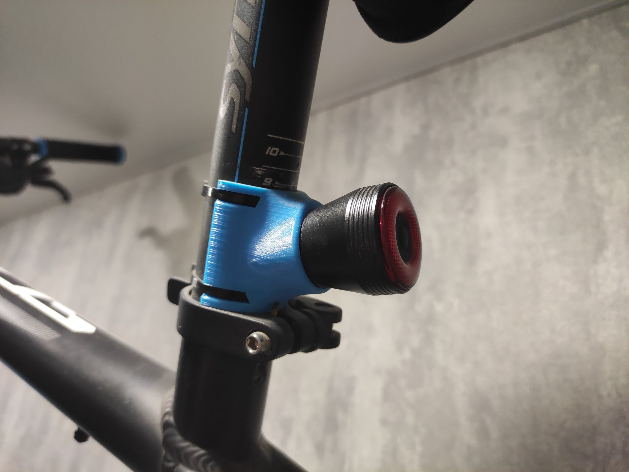 Đèn hậu xe đạp RockBros gắn vào ghi đông với đường kính 31...