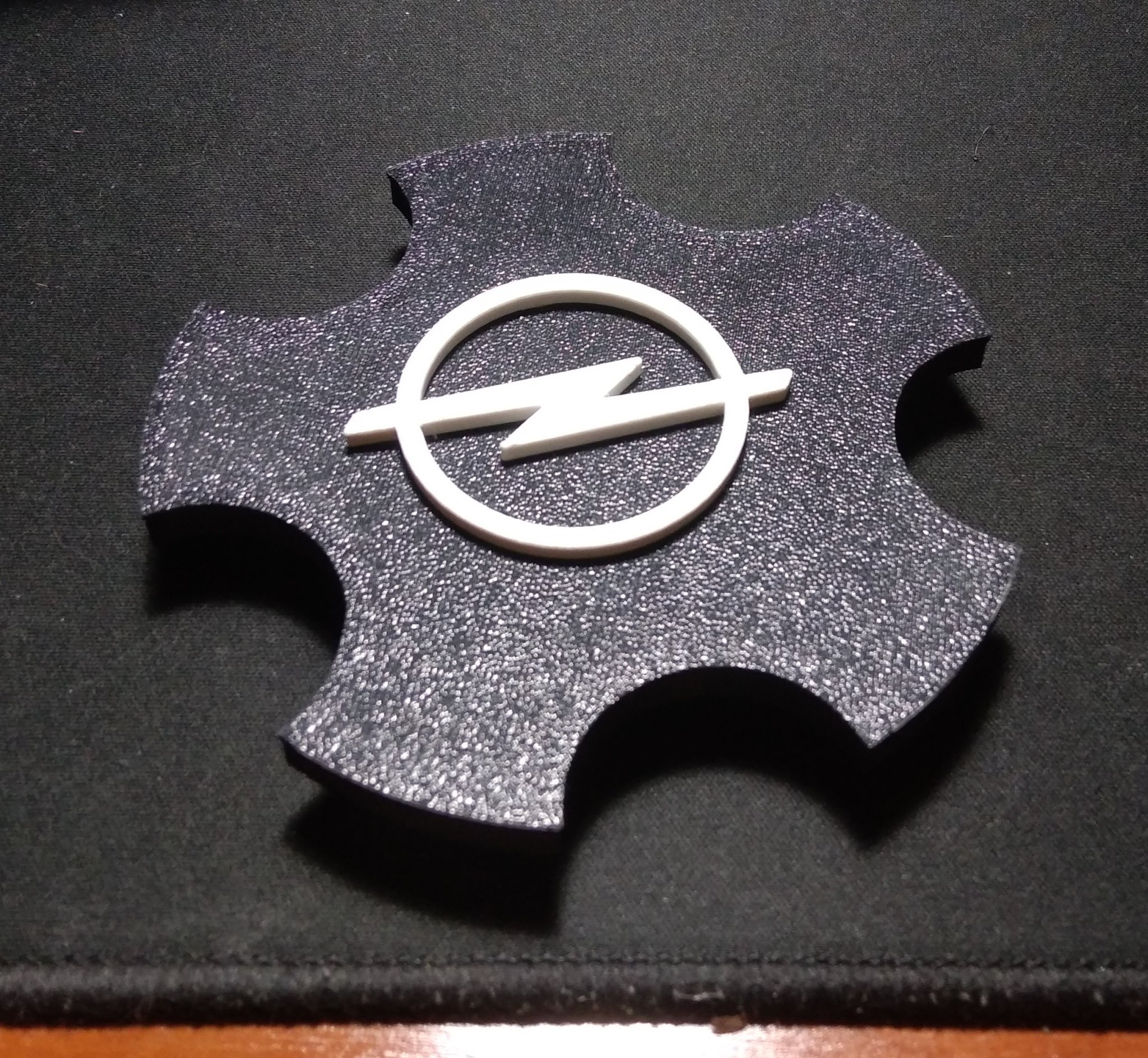 Nắp bánh xe Opel Meriva với logo thiết kế riêng