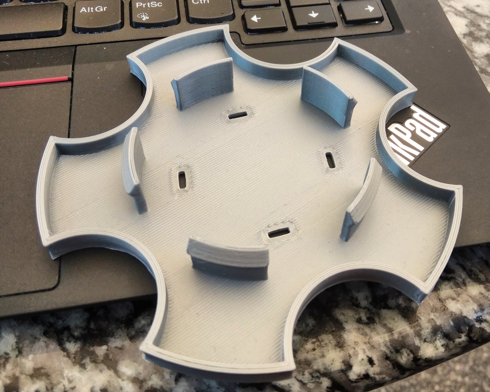 Nắp bánh xe Opel Meriva với logo thiết kế riêng