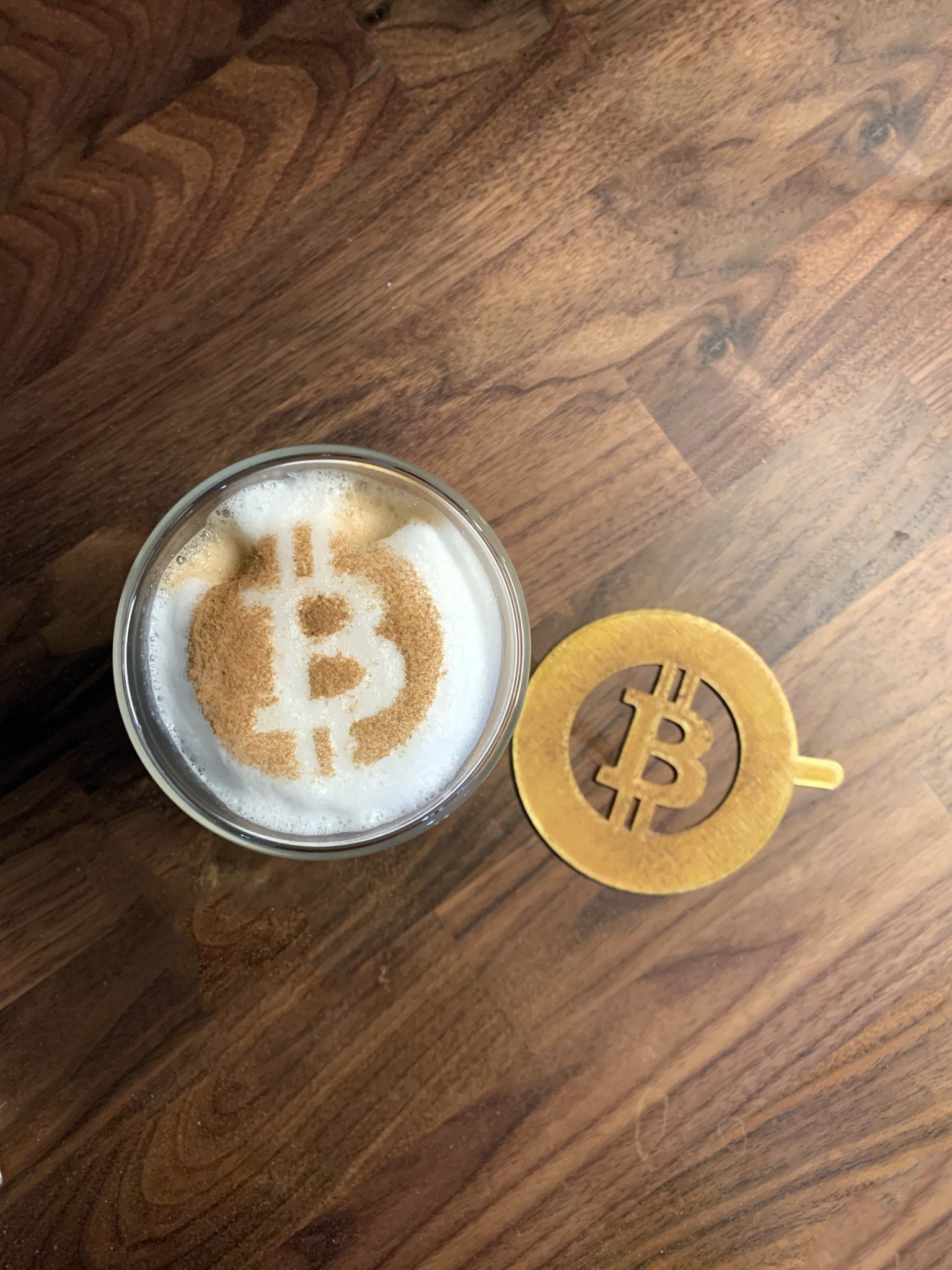 Khuôn in cappuccino Bitcoin độc đáo cho ly cà phê