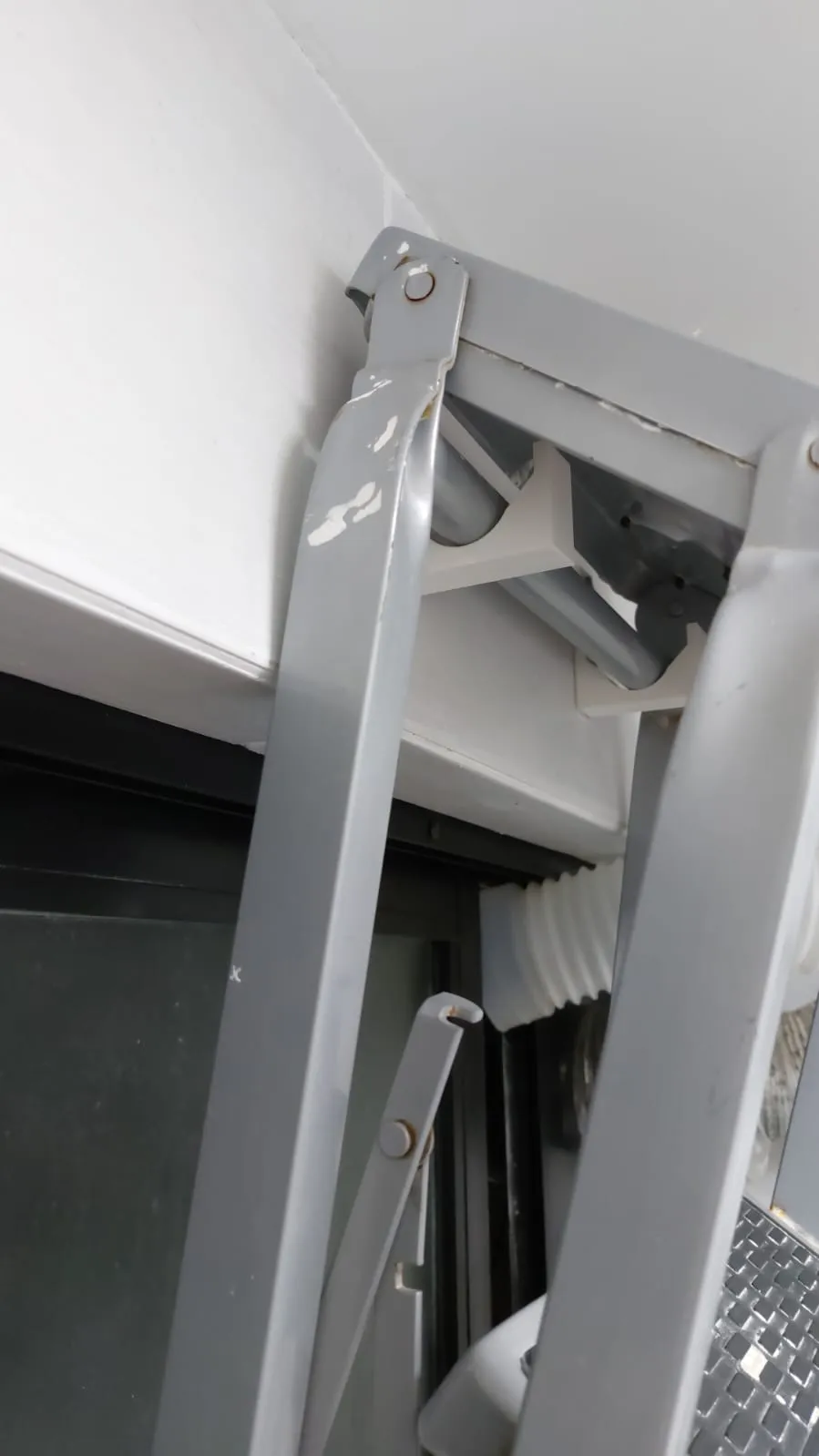 Giá đỡ treo thang tiện lợi cho không gian làm việc