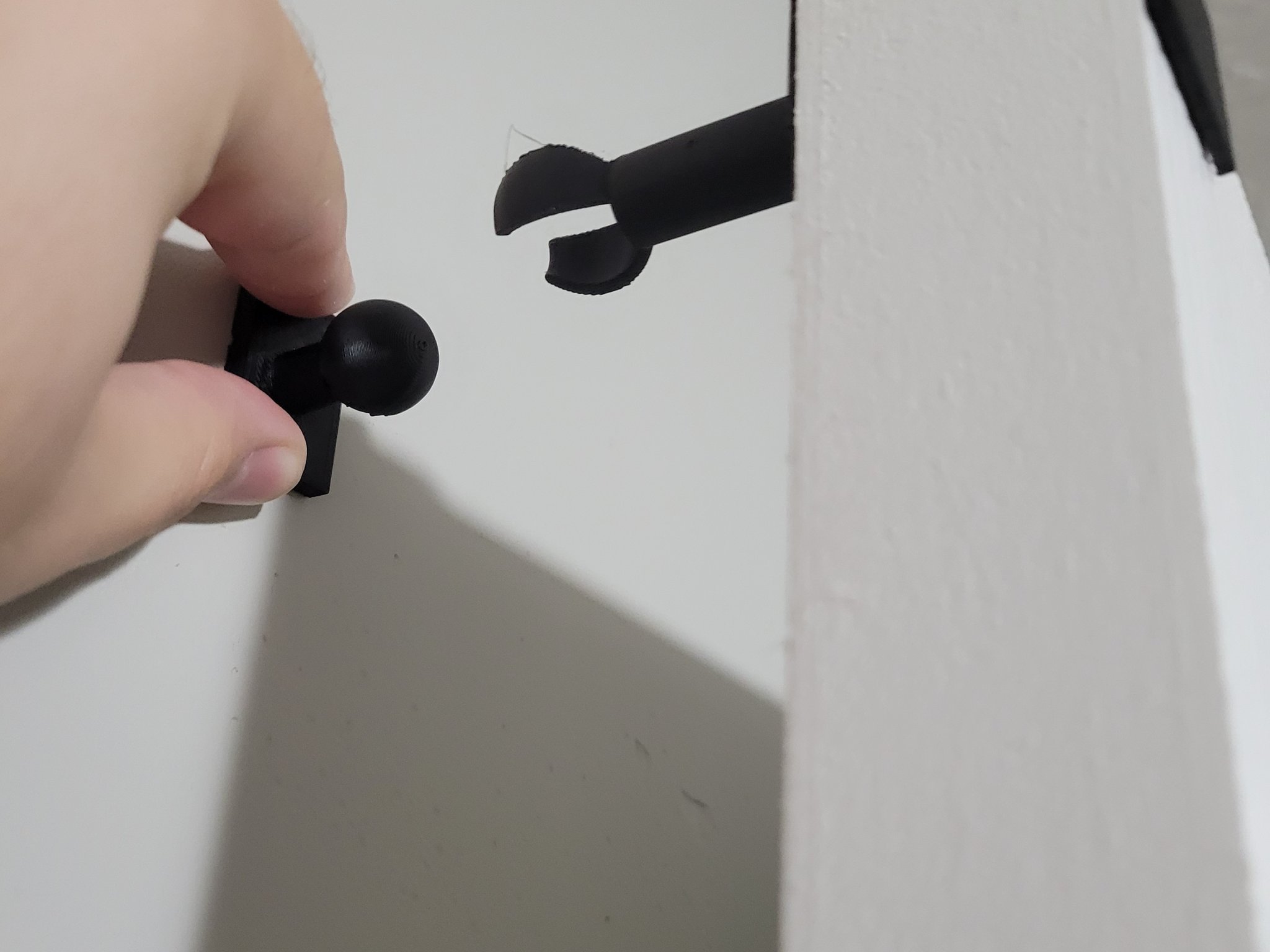 Cơ chế chốt cửa với kẹp bóng giữ cửa mở