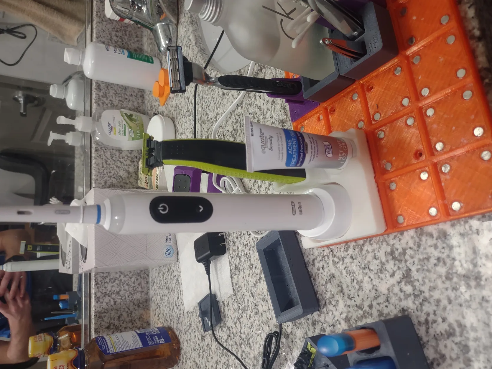 Giá đỡ bàn chải đánh răng, chai nước và dao cạo Gridfinity