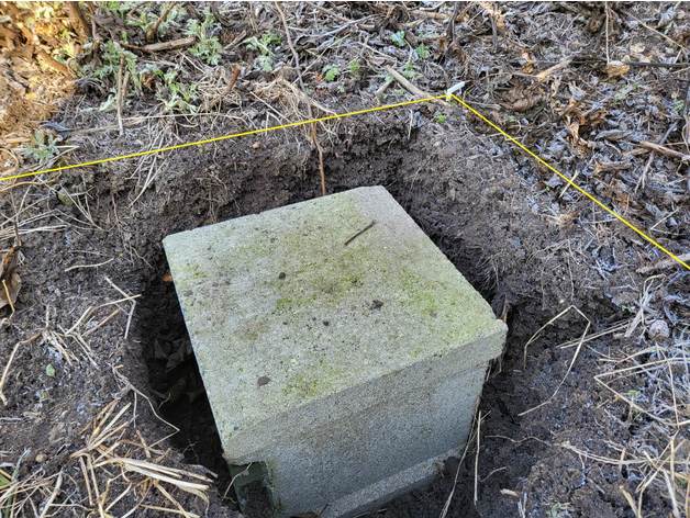 Cọc đánh dấu kích thước xây dựng trong vườn