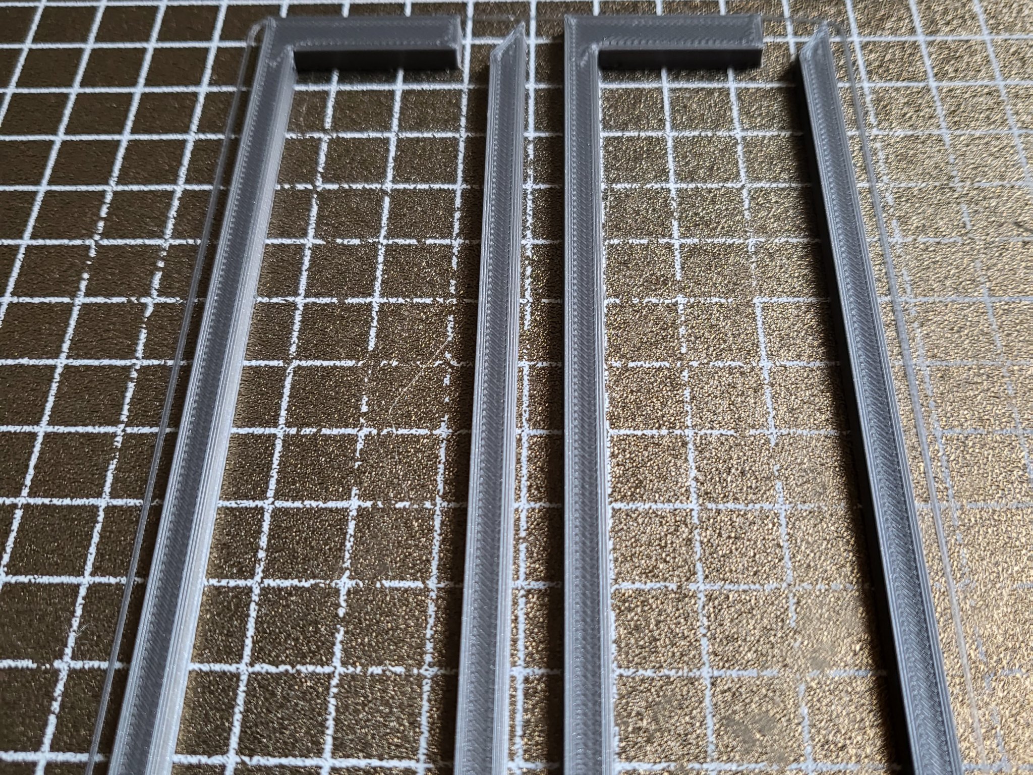 Cọc đánh dấu kích thước xây dựng trong vườn