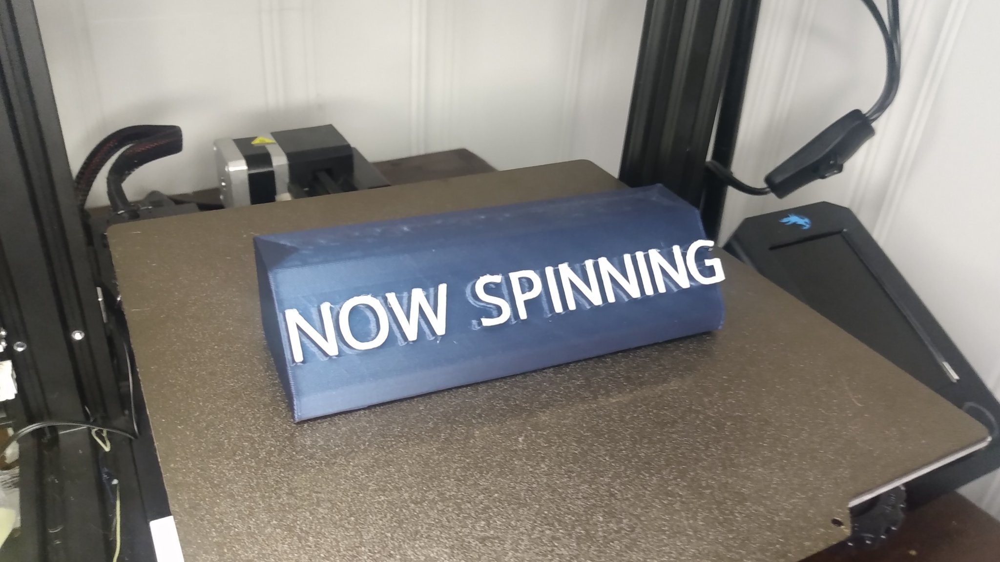 Giá đỡ đĩa vinyl "Now Spinning" cho máy phát nhạc