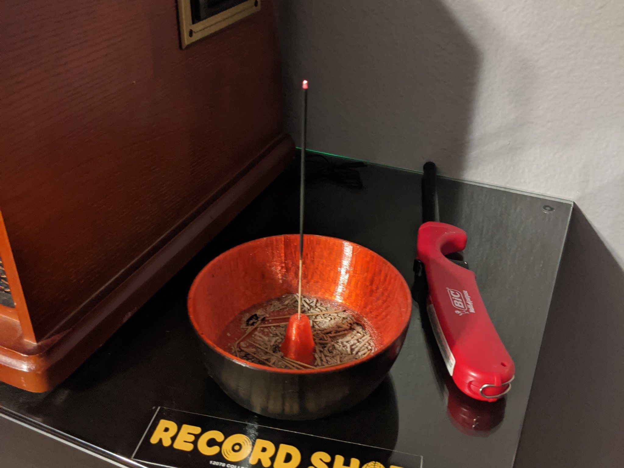 Bát đựng nhang với lỗ giữa 1/16 cho không gian sạch sẽ