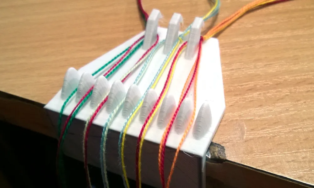 Trợ lý làm vòng tay tình bạn gắn trên bàn làm việc