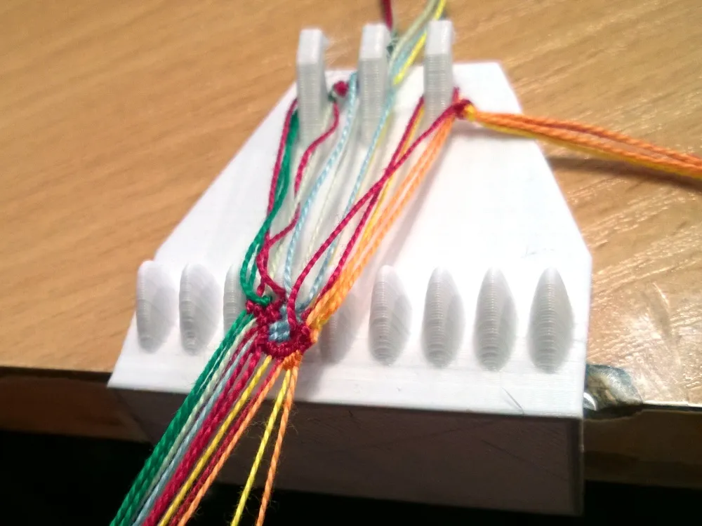 Trợ lý làm vòng tay tình bạn gắn trên bàn làm việc