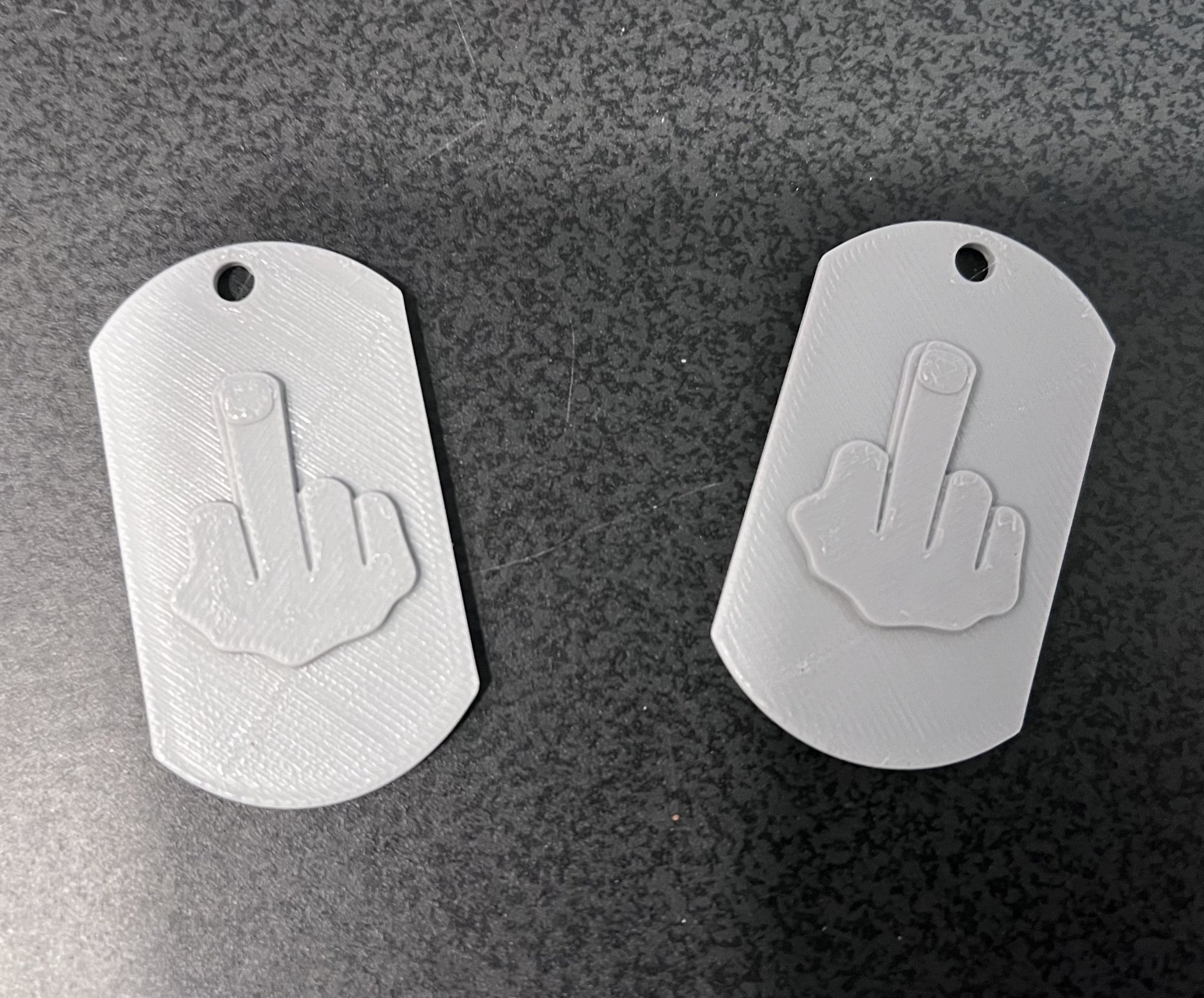 Dây đeo chó với hình ngón giữa độc đáo