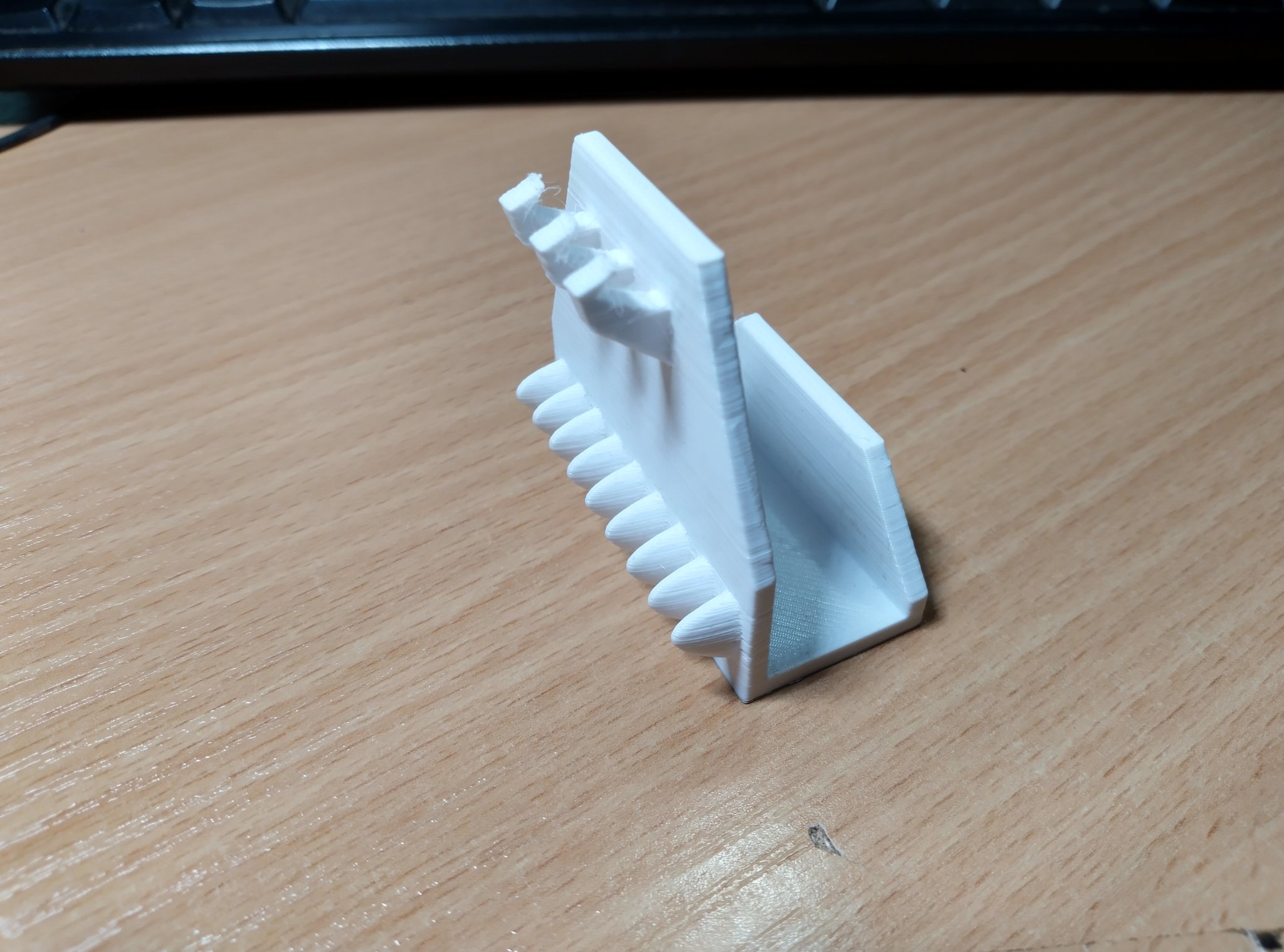 Trợ lý làm vòng tay tình bạn gắn trên bàn làm việc