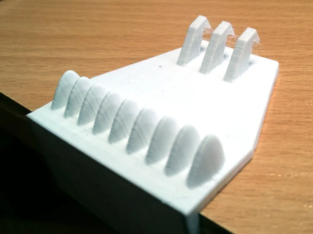 Trợ lý làm vòng tay tình bạn gắn trên bàn làm việc