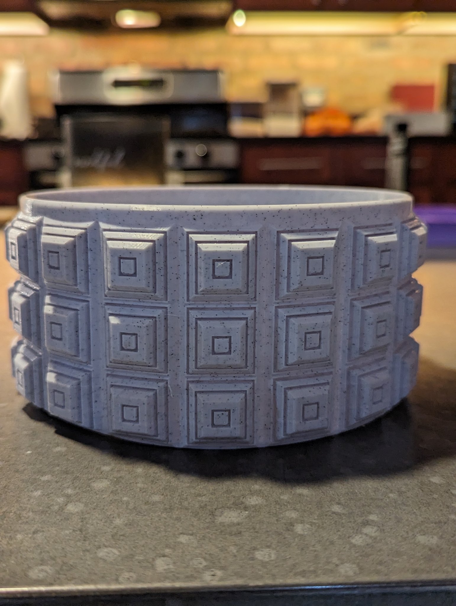 Bát hình chóp với các khối chóp nổi bật trên thành bát