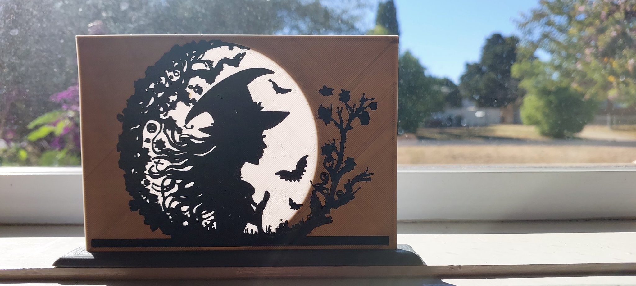 Phù thủy trong ánh trăng với giá đỡ