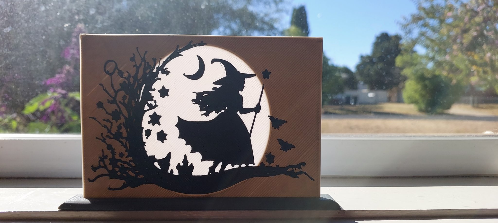 Phù thủy trong ánh trăng với giá đỡ