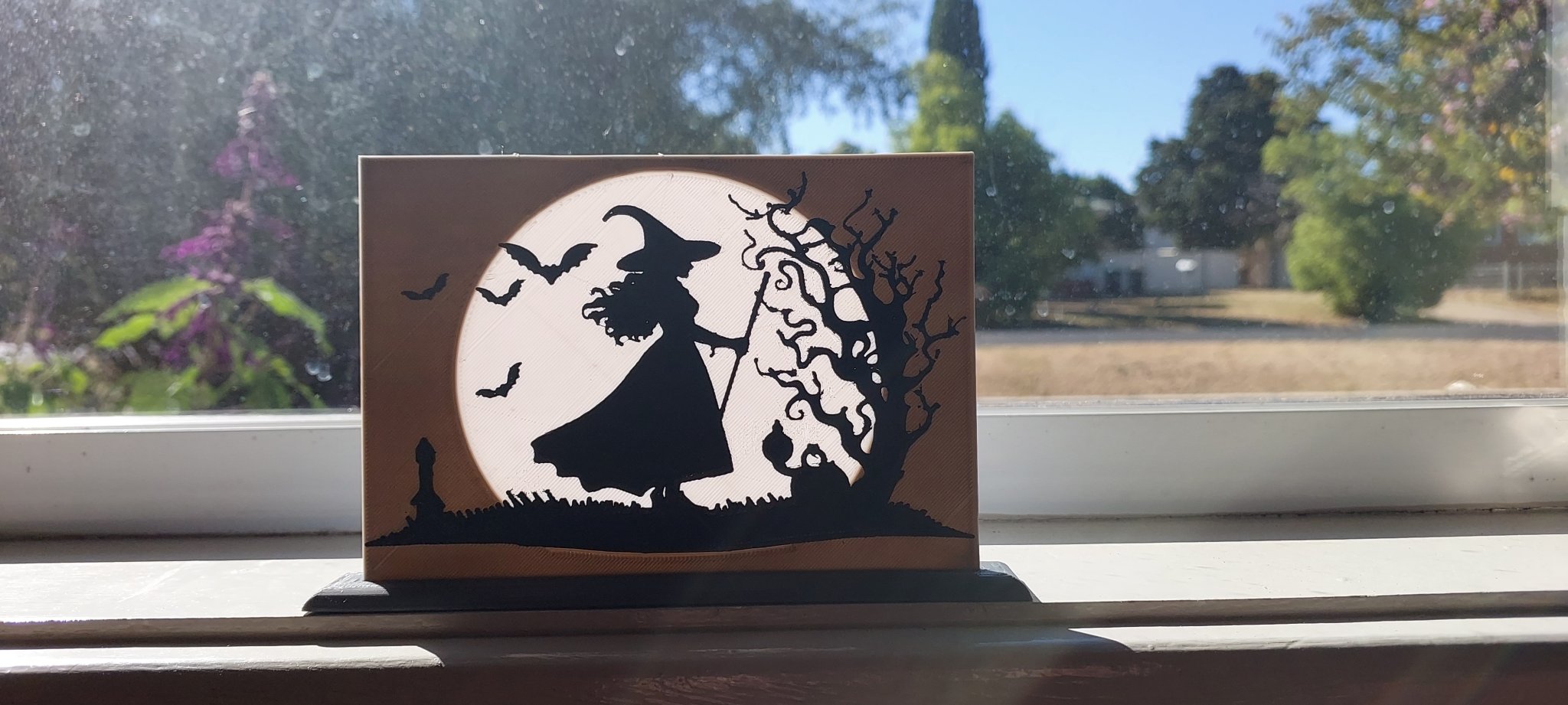 Phù thủy trong ánh trăng với giá đỡ