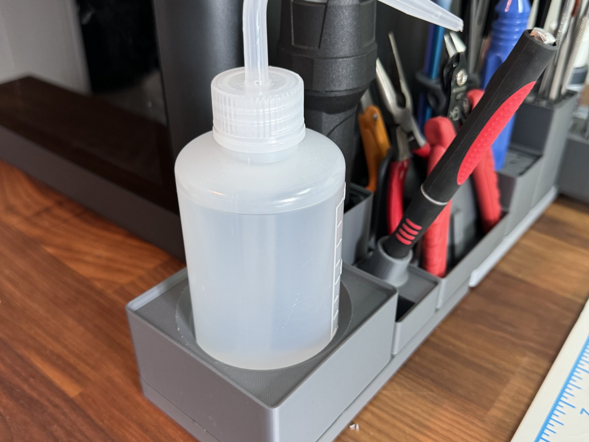 Giá đỡ bình nước rửa Gridfinity cho bàn làm việc