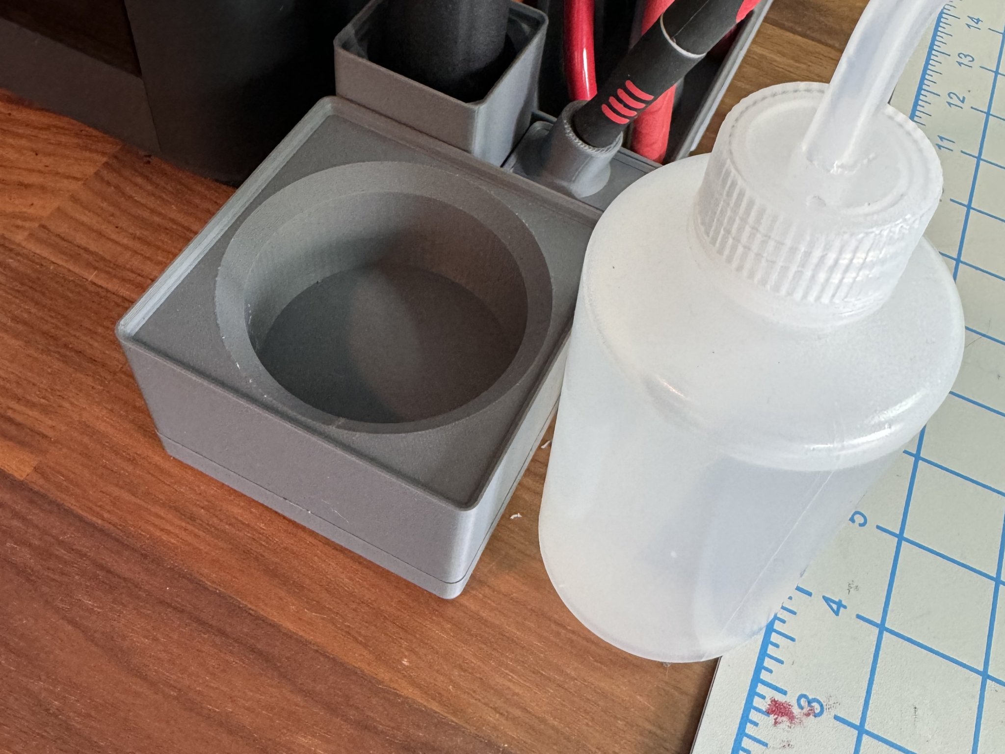 Giá đỡ bình nước rửa Gridfinity cho bàn làm việc