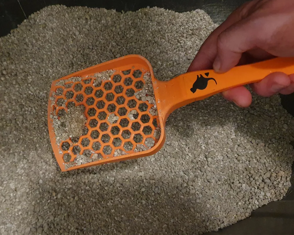 Xẻng xúc cát cho mèo với tay cầm chắc chắn