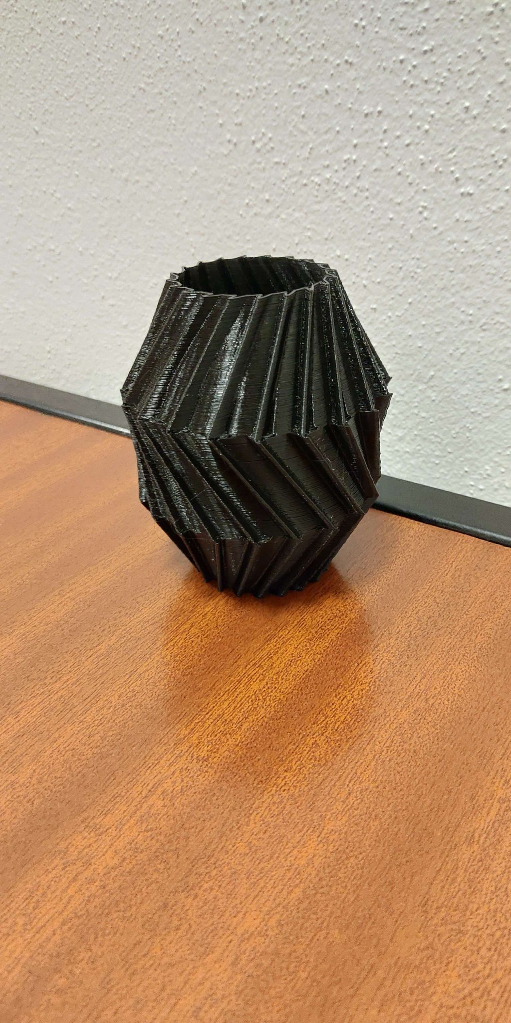 Bình hoa hình tuabin với thiết kế xoắn ốc