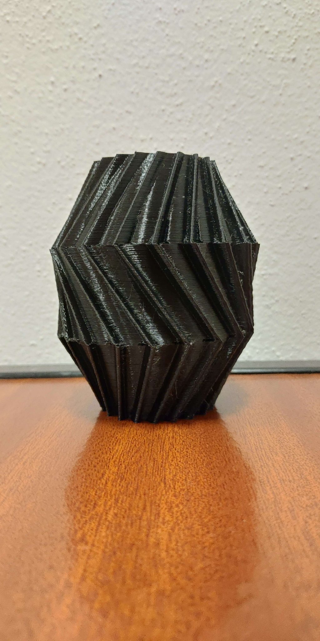 Bình hoa hình tuabin với thiết kế xoắn ốc