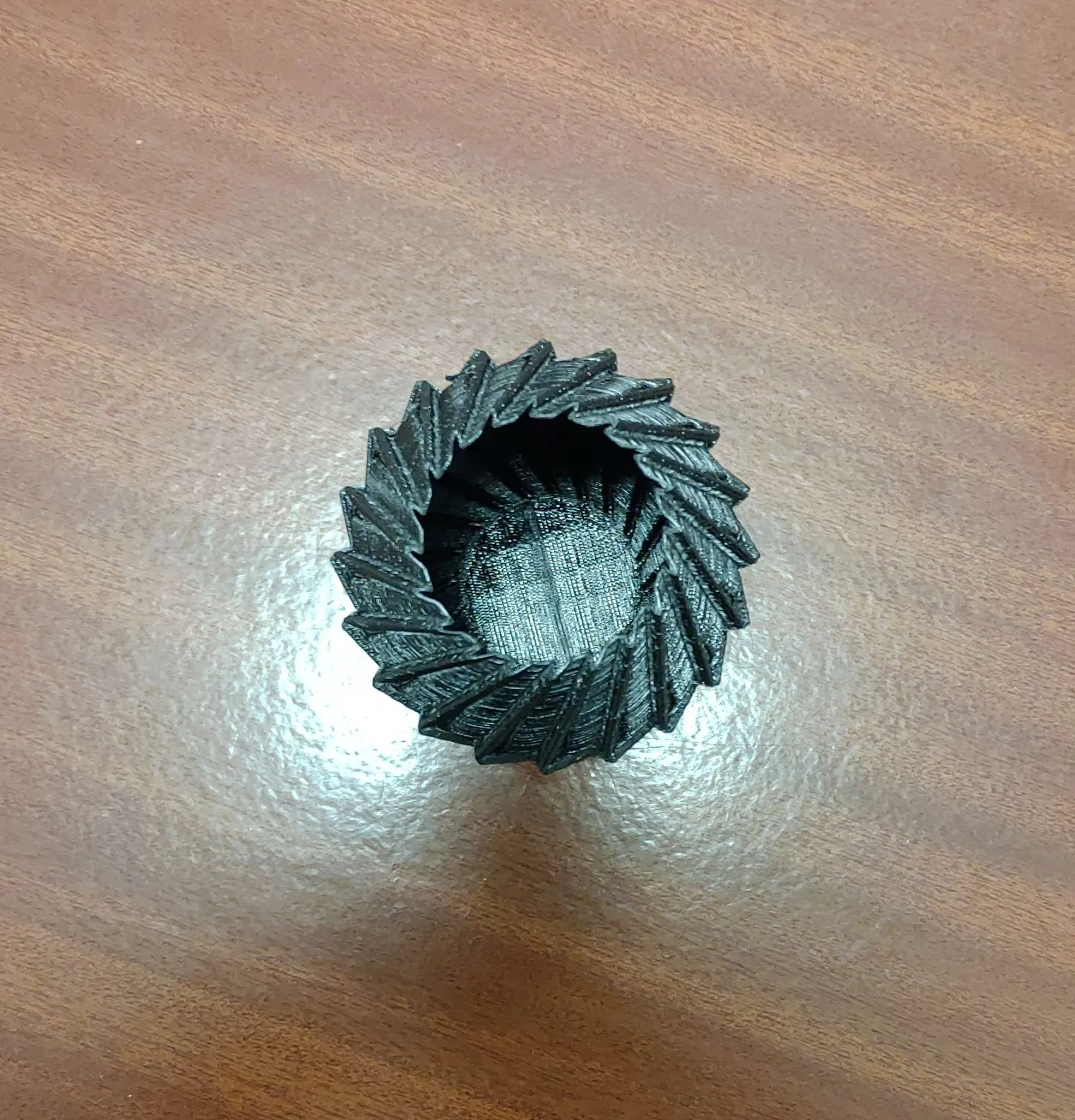 Bình hoa hình tuabin với thiết kế xoắn ốc