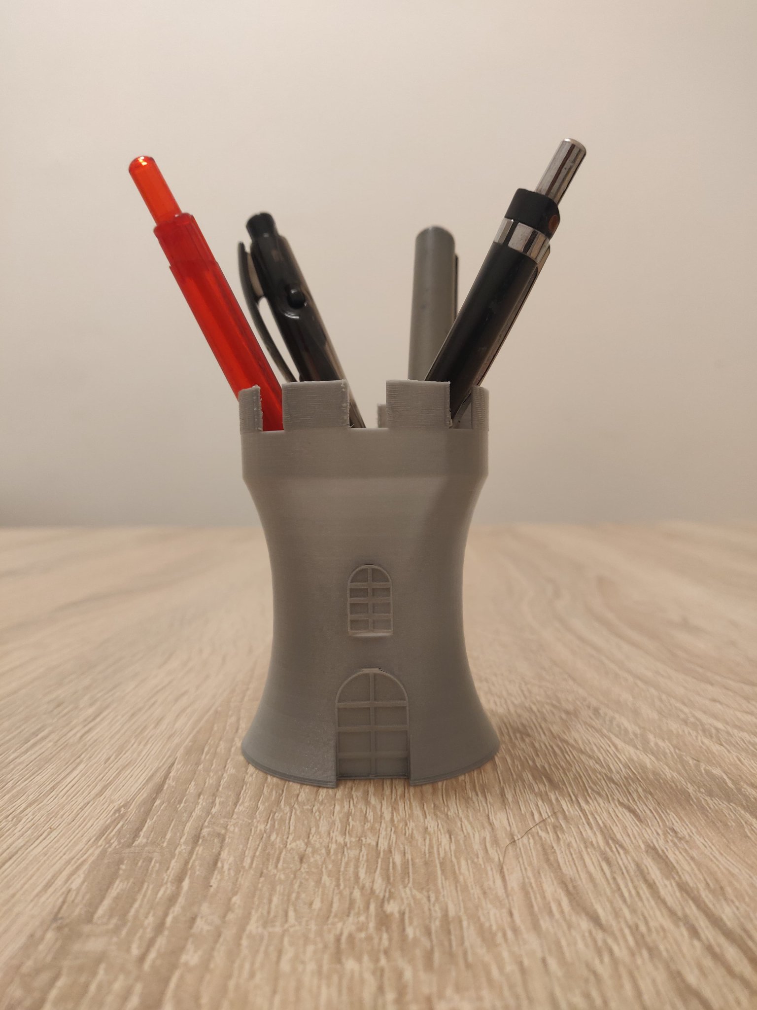 Giá đỡ bút chì hình tháp phong cách trung cổ