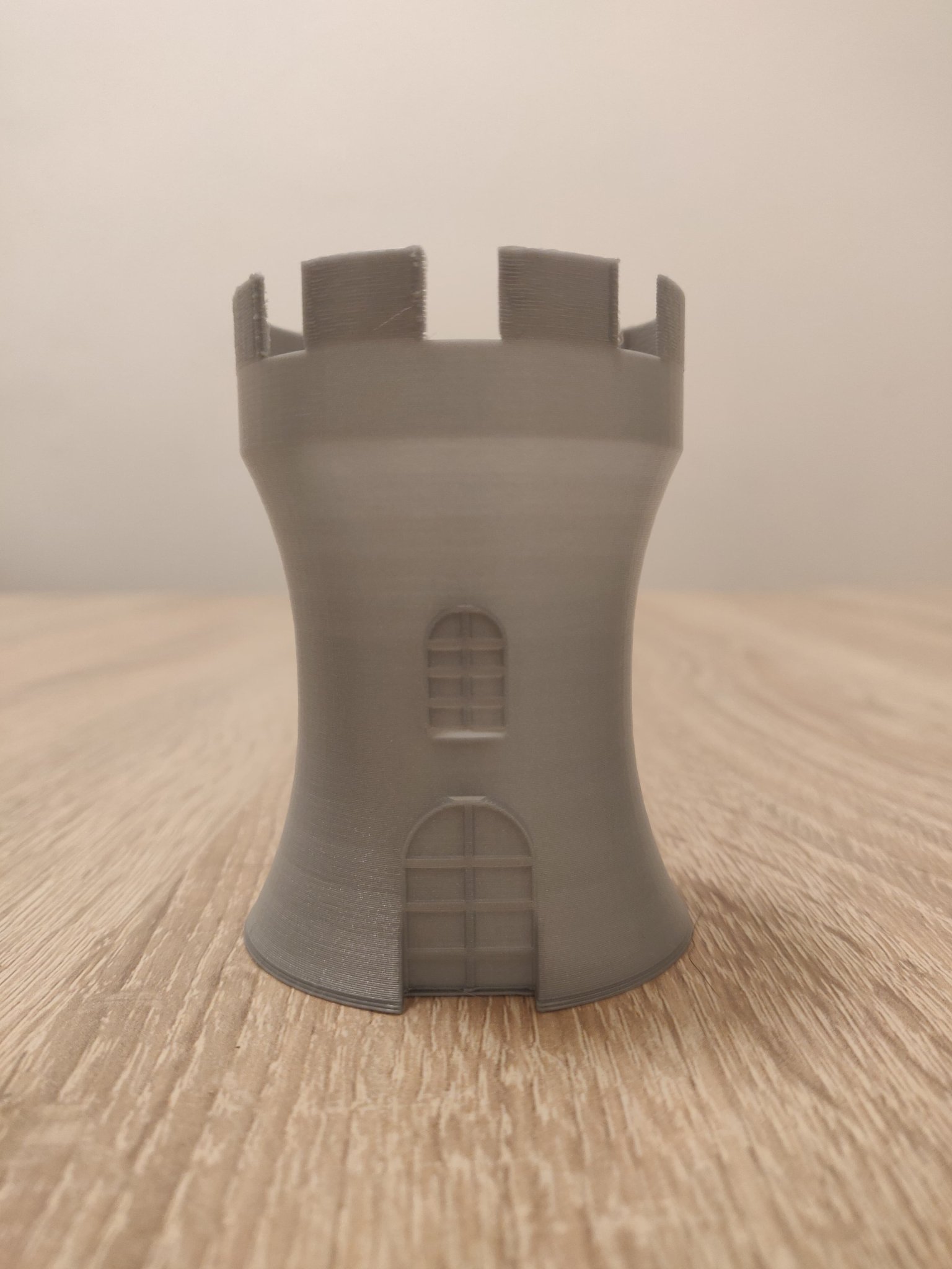 Giá đỡ bút chì hình tháp phong cách trung cổ