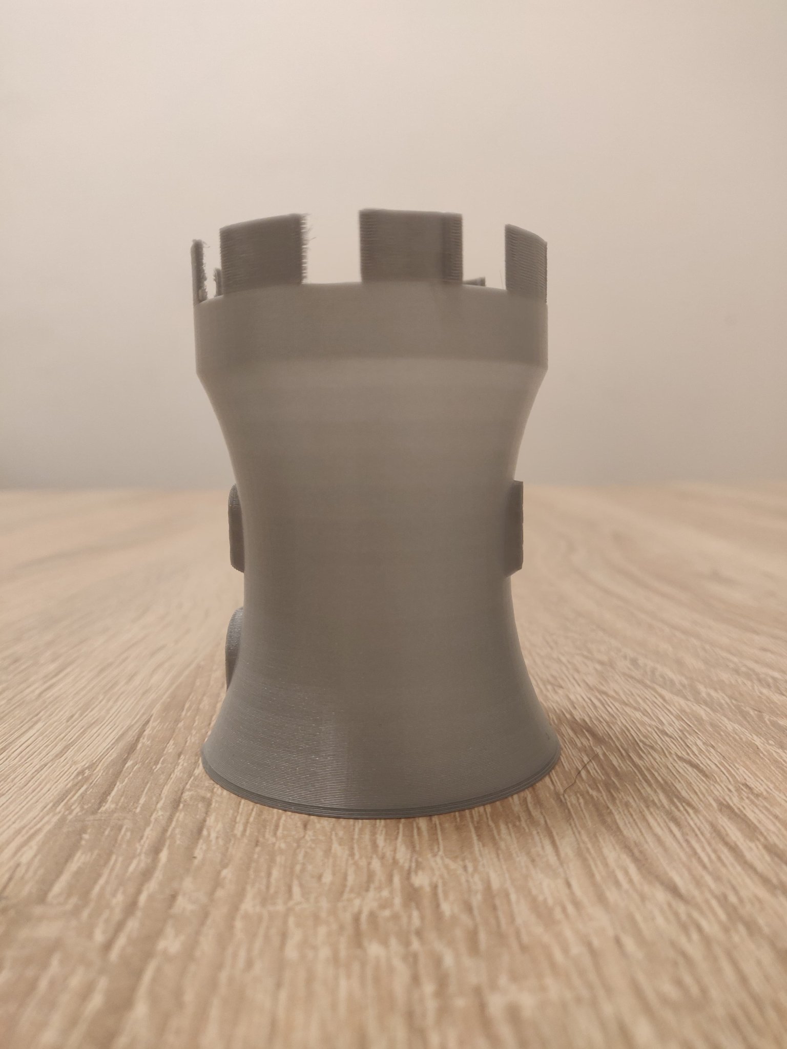 Giá đỡ bút chì hình tháp phong cách trung cổ